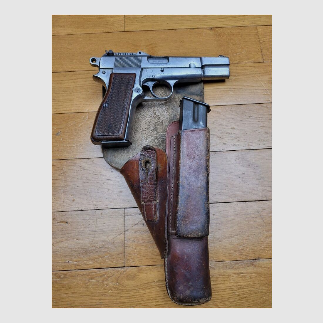 Bellissimo Pistolet Browning GP 35 o P640(b) – 9 para – prime produzioni di occupazione del 1941 – Mirino da capitano – Fondina e due caricatori originali! – Eccellente canna, belle marcature e meccanica impeccabile – Ottime condizioni, immagine 18 di 20