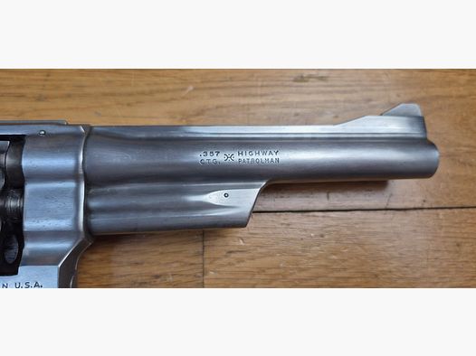 Très beau et peu courant revolver Smith&Wesson Modèle 28-2 dit « Highway Patrolman » – Arme des motards autoroutiers des années 60-80 – Calibre 357mag / 38sp – Arme de 1979 – Rare finition nickel satiné – Qualité « Pinned and Recessed » – Très bon état mécanique et esthétique – Excellent canon 6 pouces – TBE+