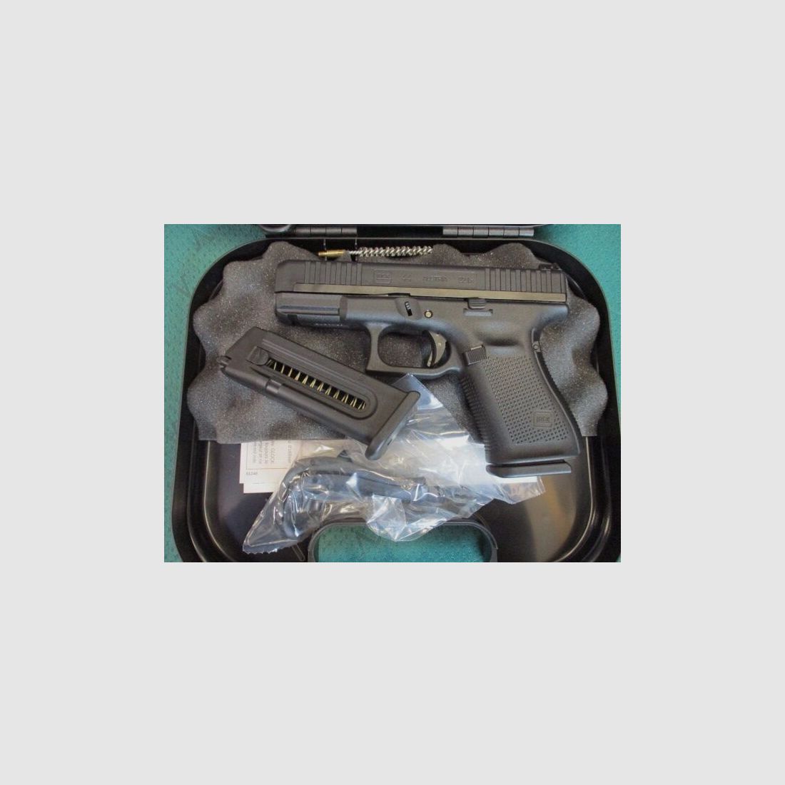 Pistol Glock 44 .22lr - new in case - with magazine 44