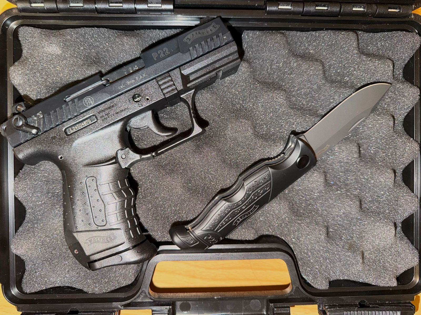 Walther P22 mit P22 Messer  und Holster