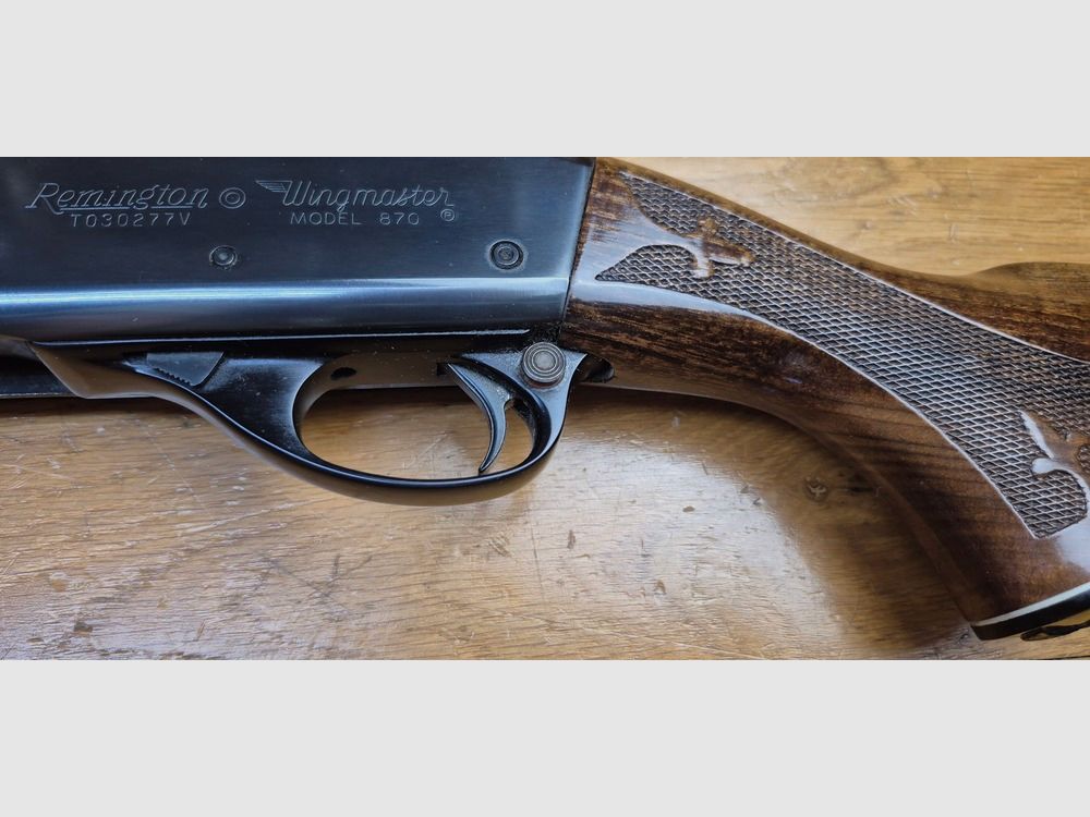 Sehr schönes Remington Pumpgewehr – Mod 870 Wingmaster – Glatter Lauf von 51 cm – Kaliber 12/70 – Kapazität 4+1 (!) erweiterbar – „Luxus“-Fertigungen – Zuverlässige, einfache und legendäre Waffe – Ausgezeichneter Zustand – TBE+/TBE++, Bild 36 von 45