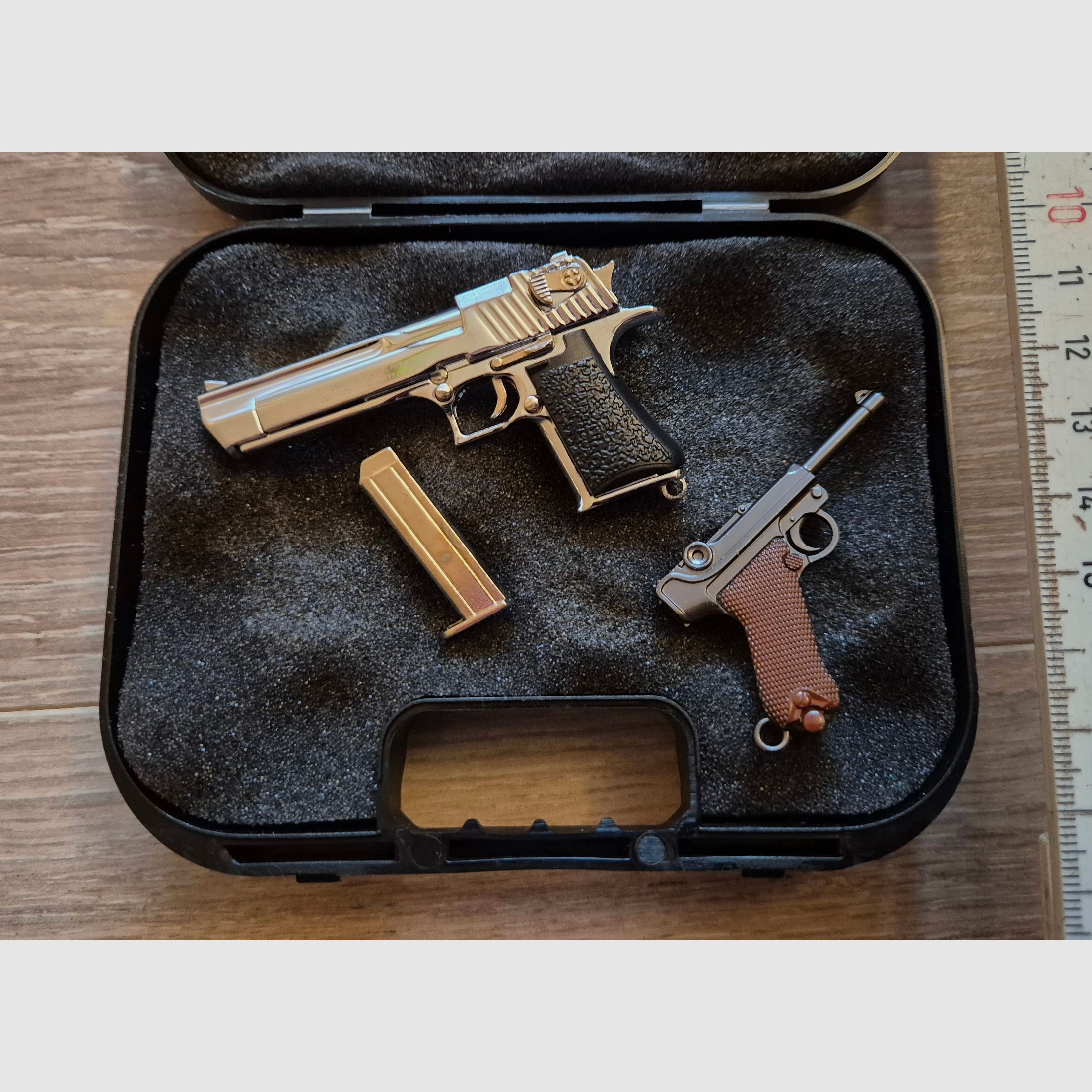 Miniatur Waffen (Schlüsselanhänger) inkl. Mini Waffenkoffer