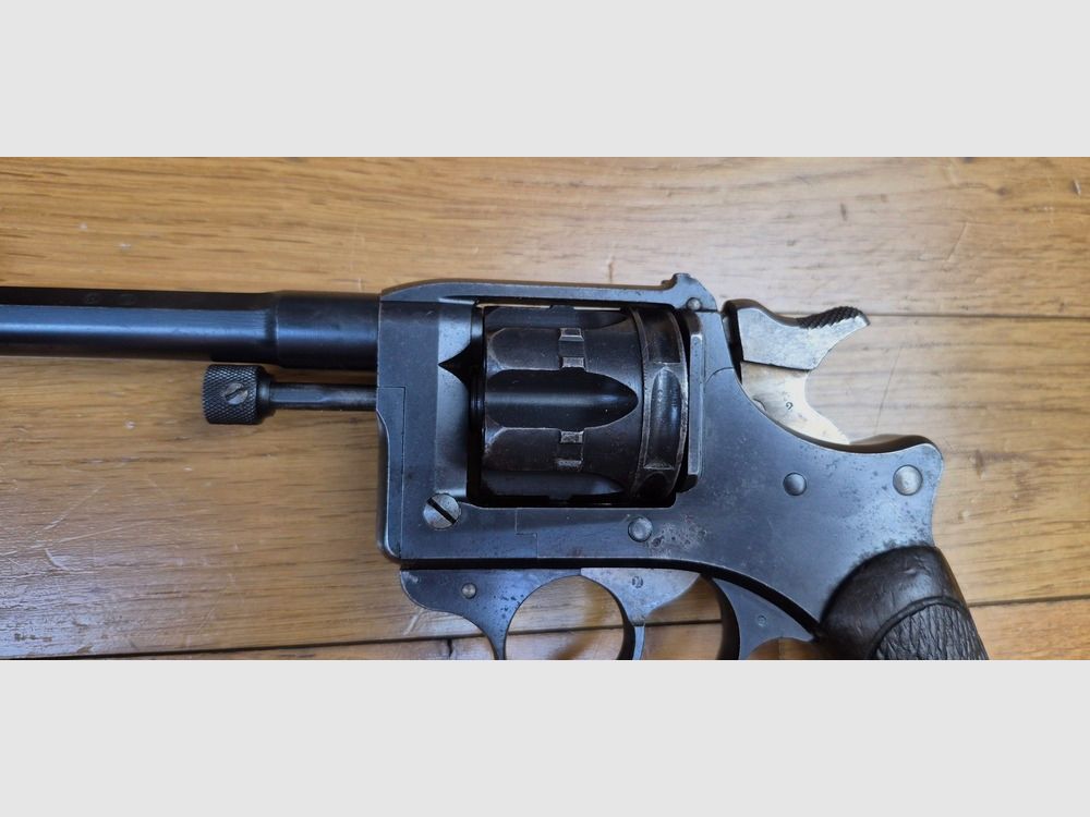Schöner Dienstrevolver Modell 1892 – Gängig, aber mythisch – Höhepunkt des Dienstrevolvers Made in France – Kaliber 8mm92 – Mono-Nummer – Waffe von 1902 – Schöne Mechanik – Schöner Lauf – Sehr guter Zustand, Bild 17 von 19