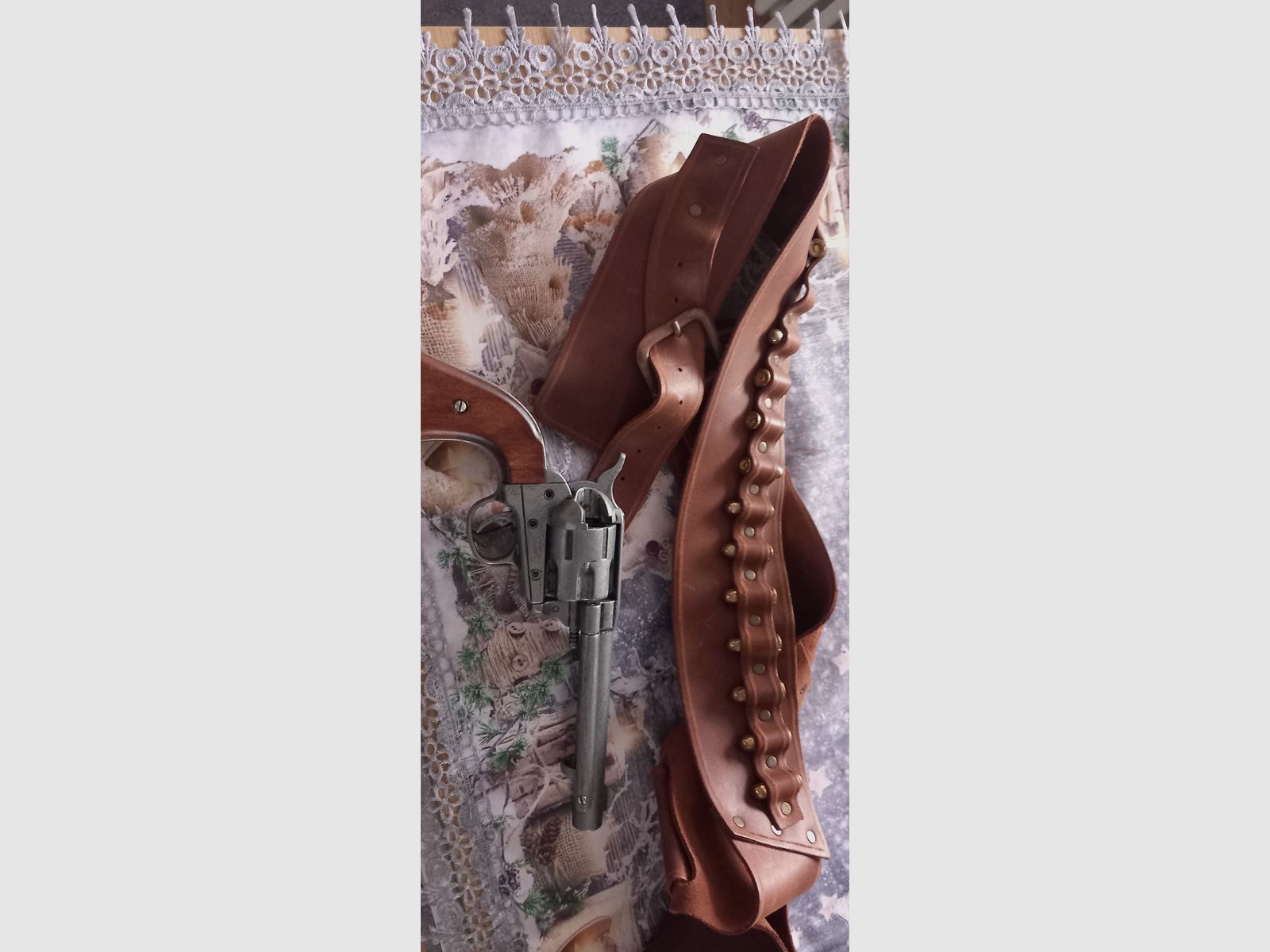 Westernholster Echtleder Mit Deko Patronen und Revolver 