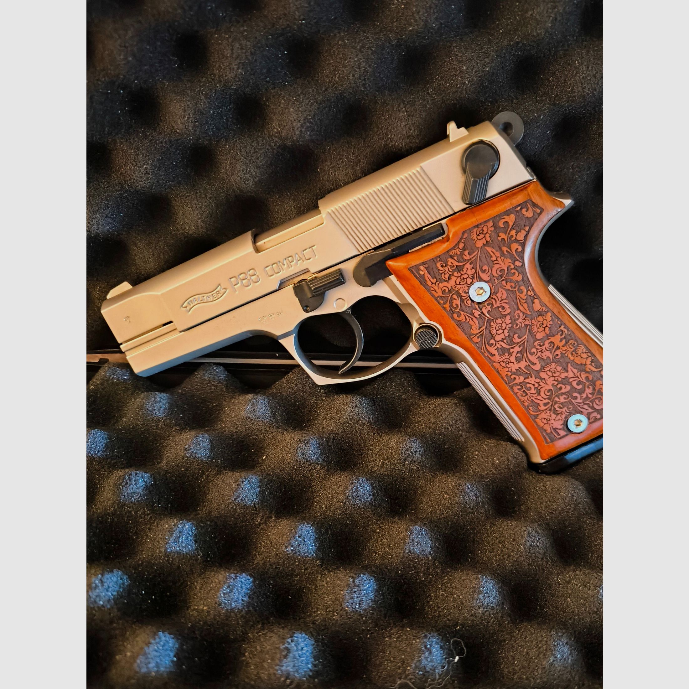 ⚠️ ¡Atención, liquidación de colección, todo debe salir, precio negociable! ⚠️ ¡Atención coleccionistas de armas Walther - pieza de vitrina - Walther P88 Compact Nickel con empuñaduras de madera y decoraciones en las empuñaduras de madera, PTB 764, calibre 9mmPAK, sin disparar y funcional, así como en estado óptico impecable, como nuevo! ⚠️ ¡Gastos de envío gratis!