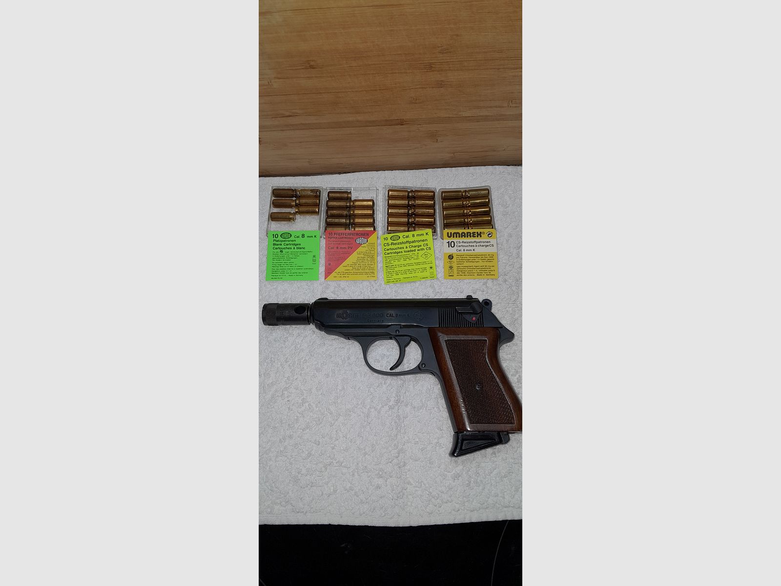 Röhm RG 800, Kal. 8mm K., mit Echtholz-Griffschalen, Abschussbecher und 35 Stück Patronen