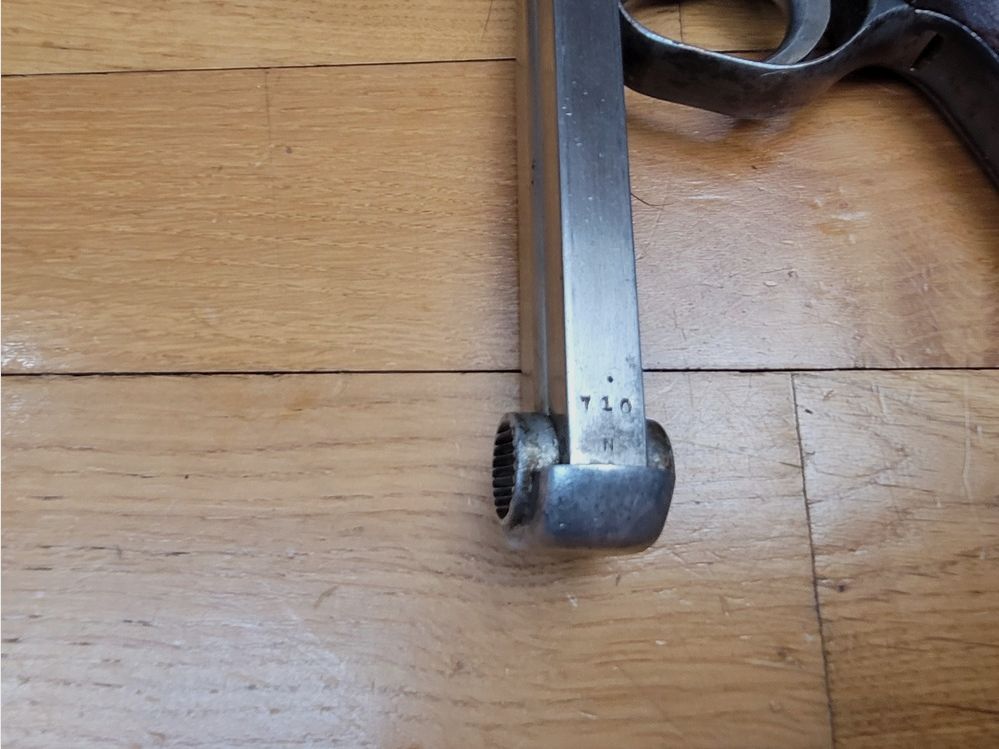 Außergewöhnliche und sehr seltene japanische Pistole Nambu Typ 14 – Japanische Dienstwaffe – Originalkaliber 8mm Nambu – Arsenal Nagoya unter Aufsicht von Kokubunji – Waffe aus April 1940 – Schöne monomatrikulierter Waffe außer Magazin – TBE und sehr selten, Bild 23 von 23