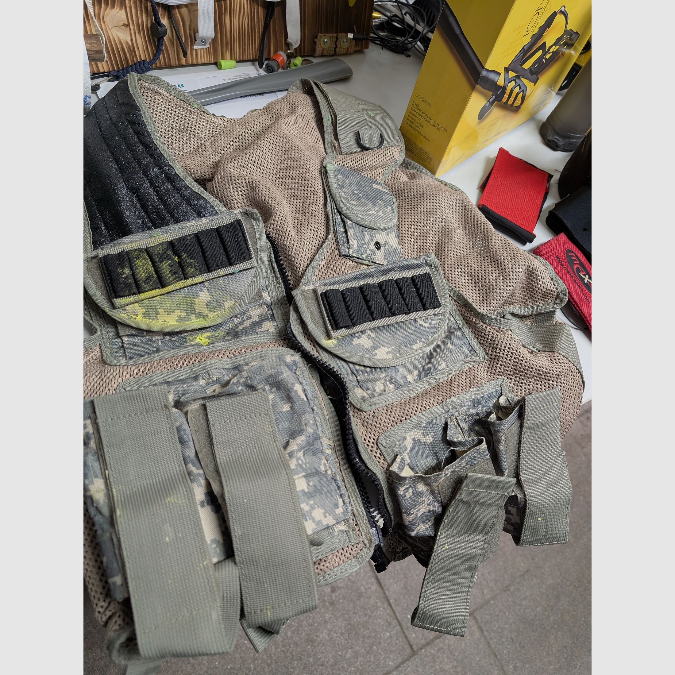 Équipement complet de paintball y compris le marqueur