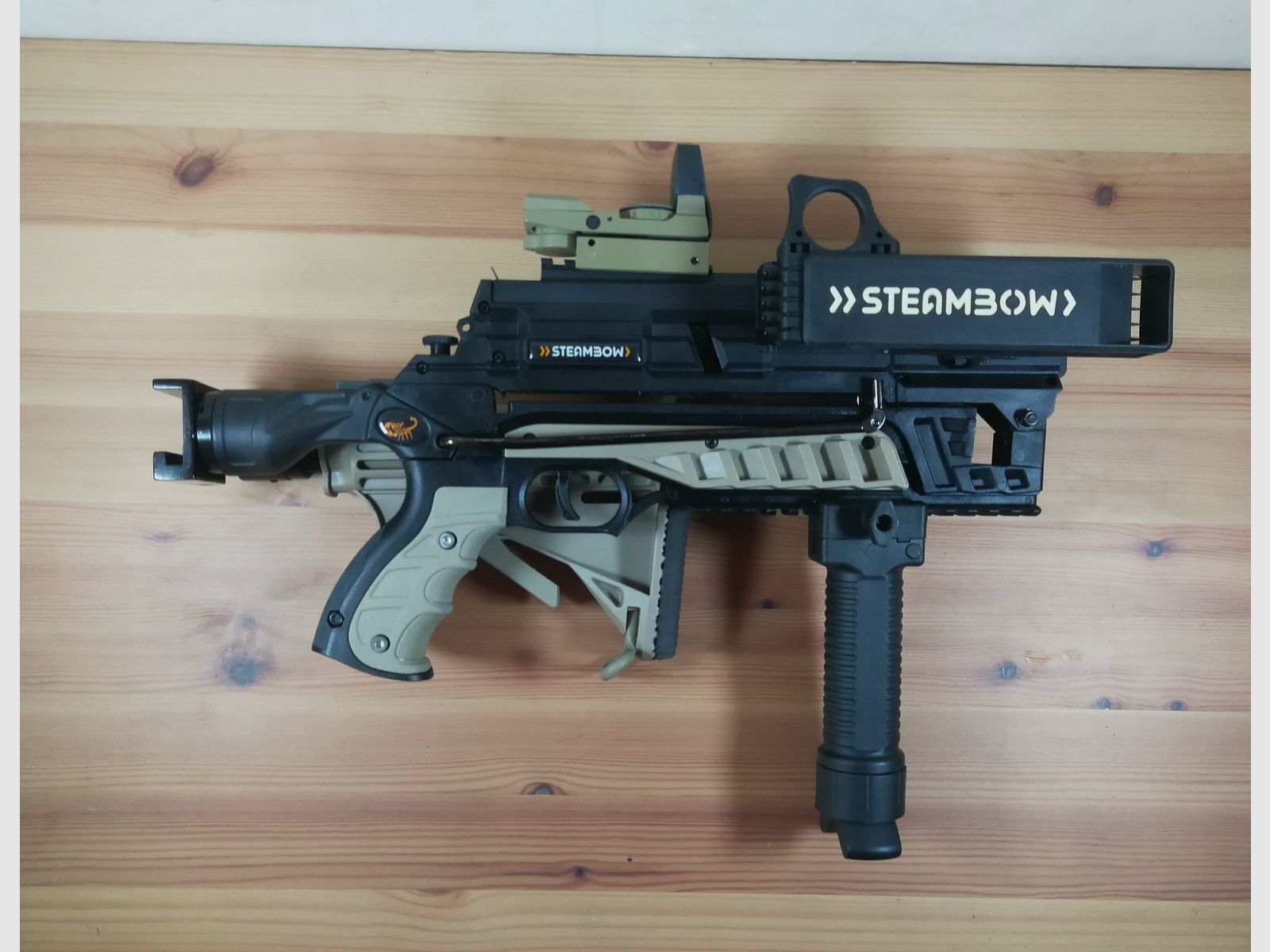 STEAMBOW AR-6 STINGER 2 MIT VIEL ZUBEHÖR, RED DOT,  SAND COLOR KIT, ZWEIBEIN, KLAPPSCHAFT.