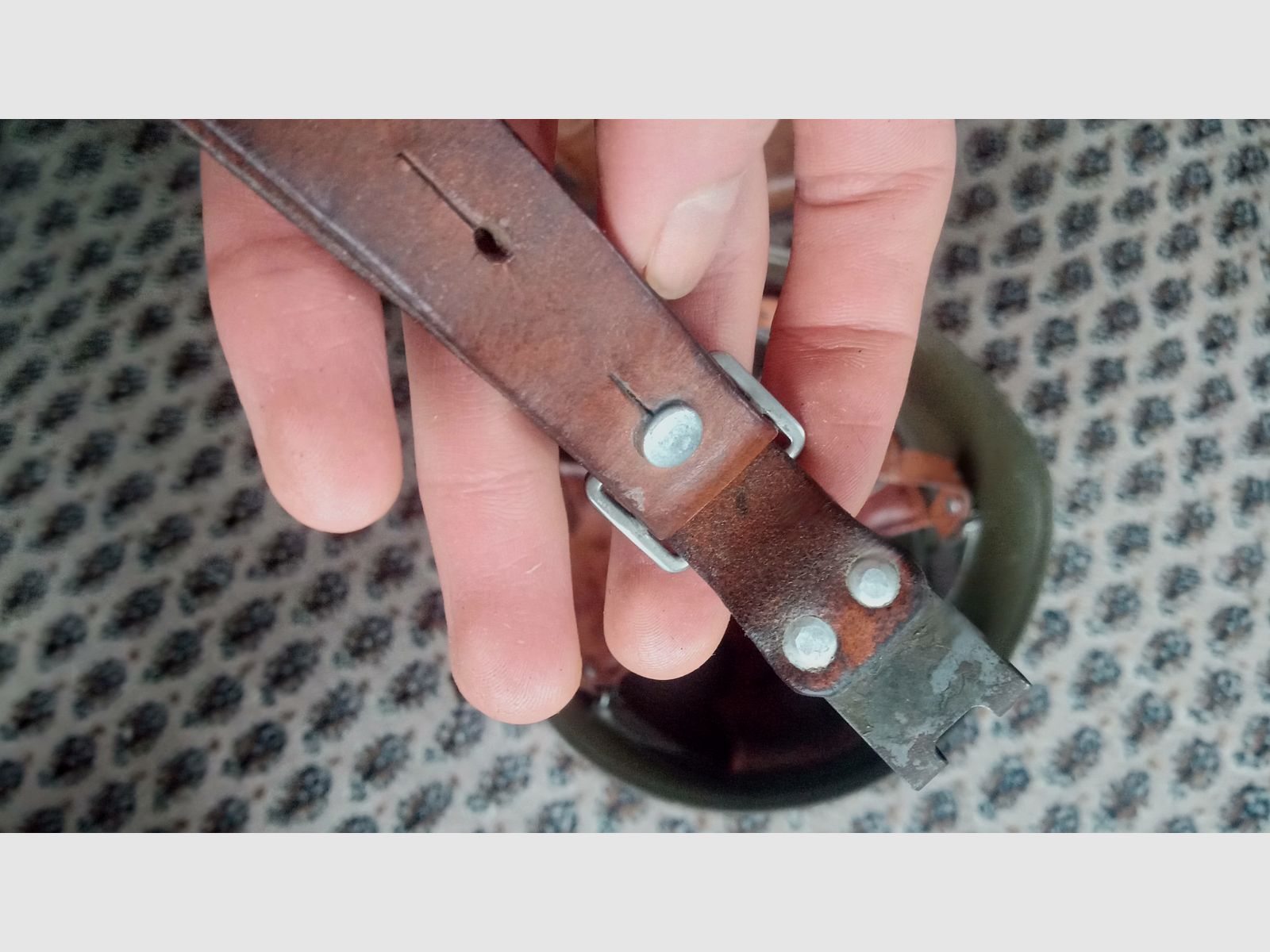 Schweizer Armee Helm aus U-Boot-Stahl in kleiner Größe 55-56 / ideal für Zivilschutz / Stahlhelm Swiss Made