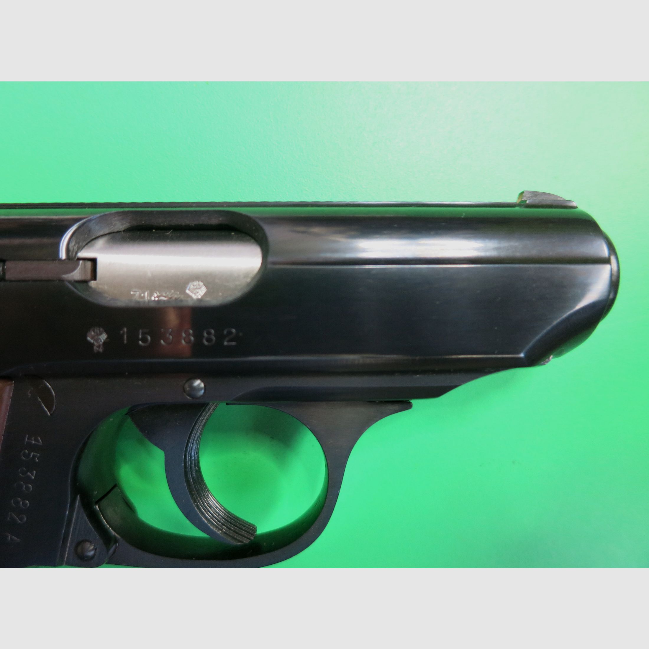 Pistola semiautomatica, Walther PPK, cal. 9 mm corto, impugnature marroni, come nuova       #82