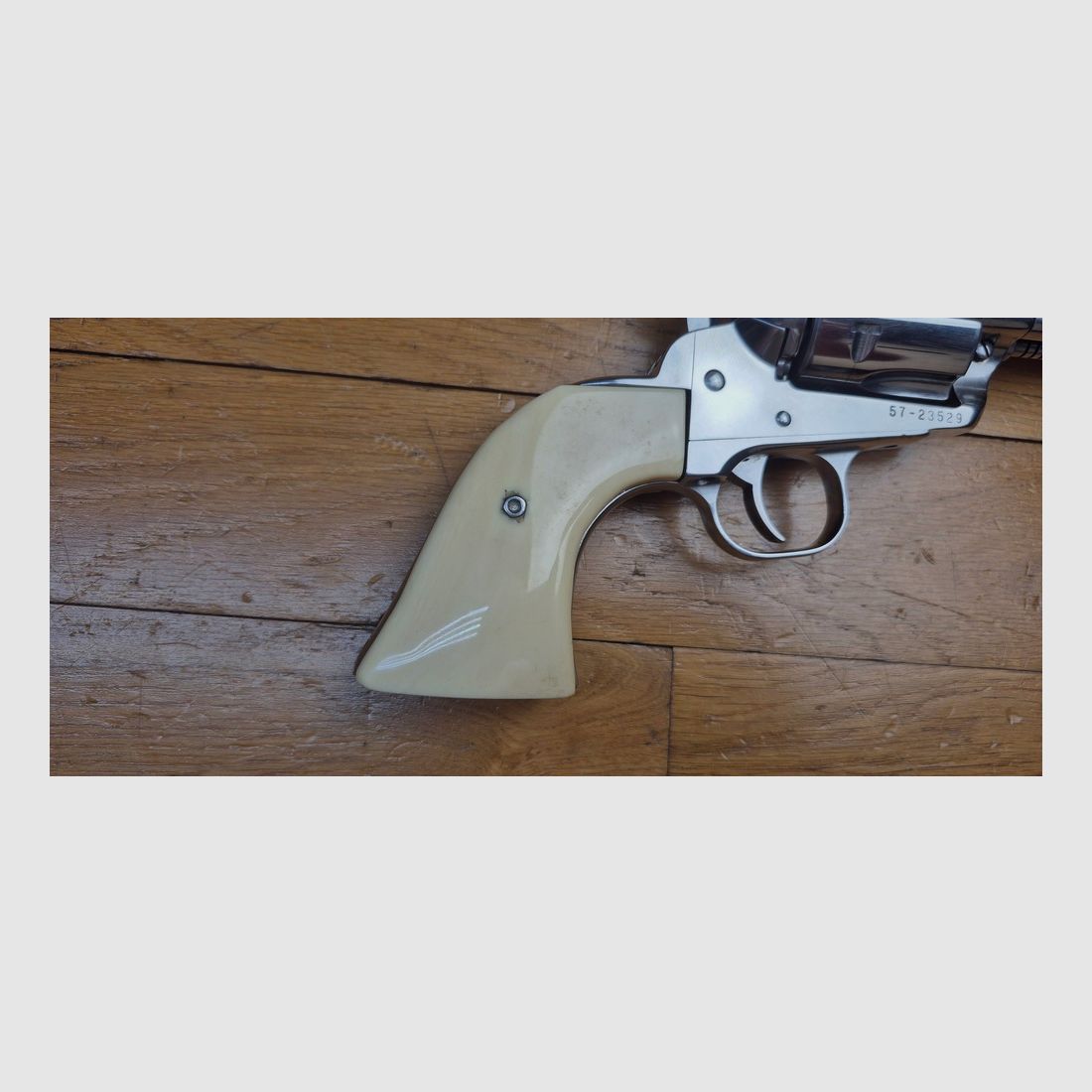 Sehr schöner Ruger Vaquero Revolver – Kal. .45 Colt mit sechs Schuss – Lauf 7,5 Zoll – Version „Old model“ (die stabilste!) – Wunderschöne „Stainless“-Oberfläche mit dicken Griffschalen aus Knochen – Geliefert mit Originalbox und Holzgriffschalen von RUGER – Ausgezeichneter mechanischer Zustand und wunderschöner Spiegel-Lauf – Ein Top-Cowboy! – Hervorragender Zustand – TBE+/TBE++!, Bild 24 von 28