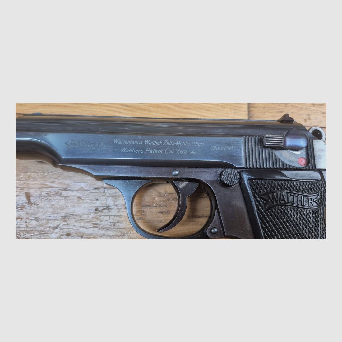 Magnifique pistolet Walther PP période III° Reich – Belle fabrication Walther Zella-Mehlis – Calibre 7,65 mm – Arme civile de fin 1937 – Splendide bronzage d&rsquo;origine à 99% – 100% Mono matricule – Mécanique parfaite – Canon miroir neuf – Chargeur conforme – Un splendide PP – TBE++, image 6 sur 19