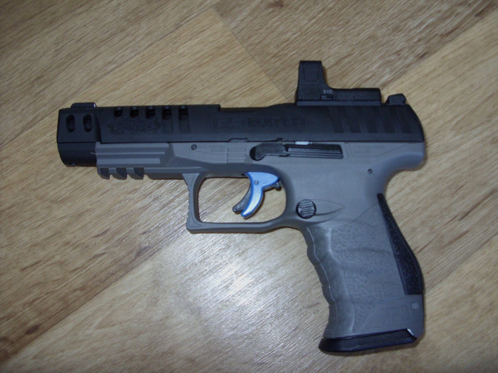Walther Q5 Match CO2 Pistole mit Ersatzmagazin und Koffer + Zielscheiben