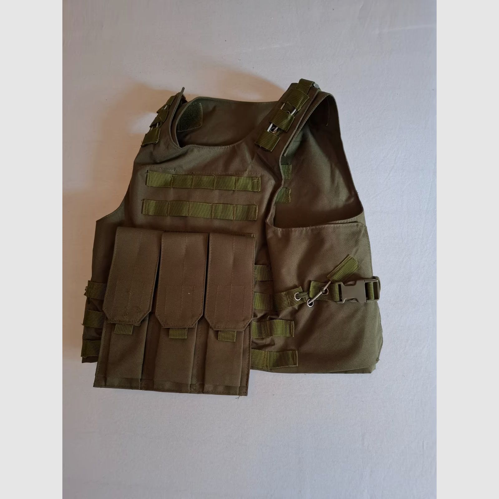 Olivgrüne Schutzweste für den Airsoftgebrauch