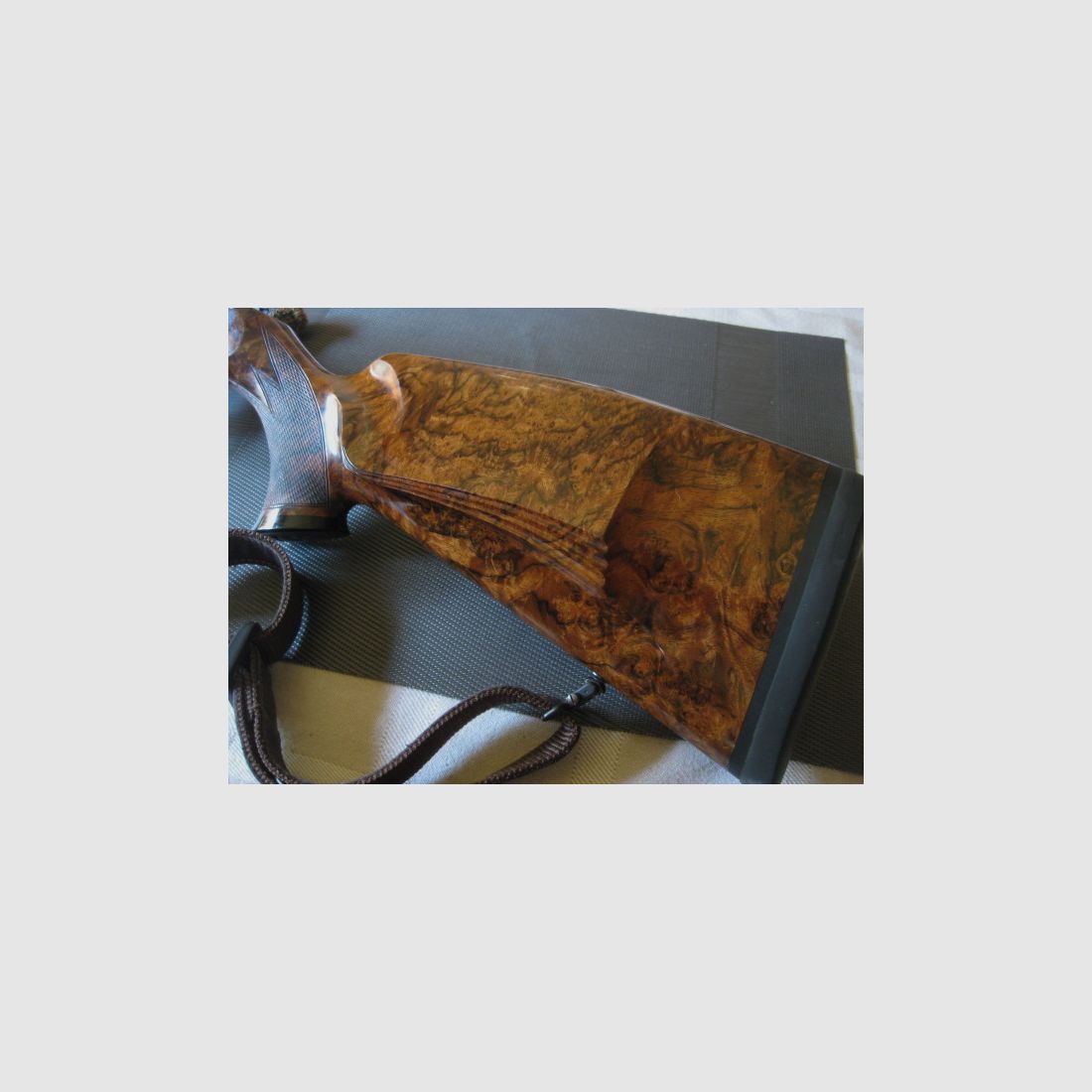 WORLDWIDE GUARANTEED UNIQUE LOVERS' WEAPON = Almost new "Custom STEEL SYSTEM completion" with HAND ENGRAVINGS for R93, with right-handed semi-weight custom stock and category-11 !! The system is still one WITHOUT serial number !! Including Blaser leather rifle sling!