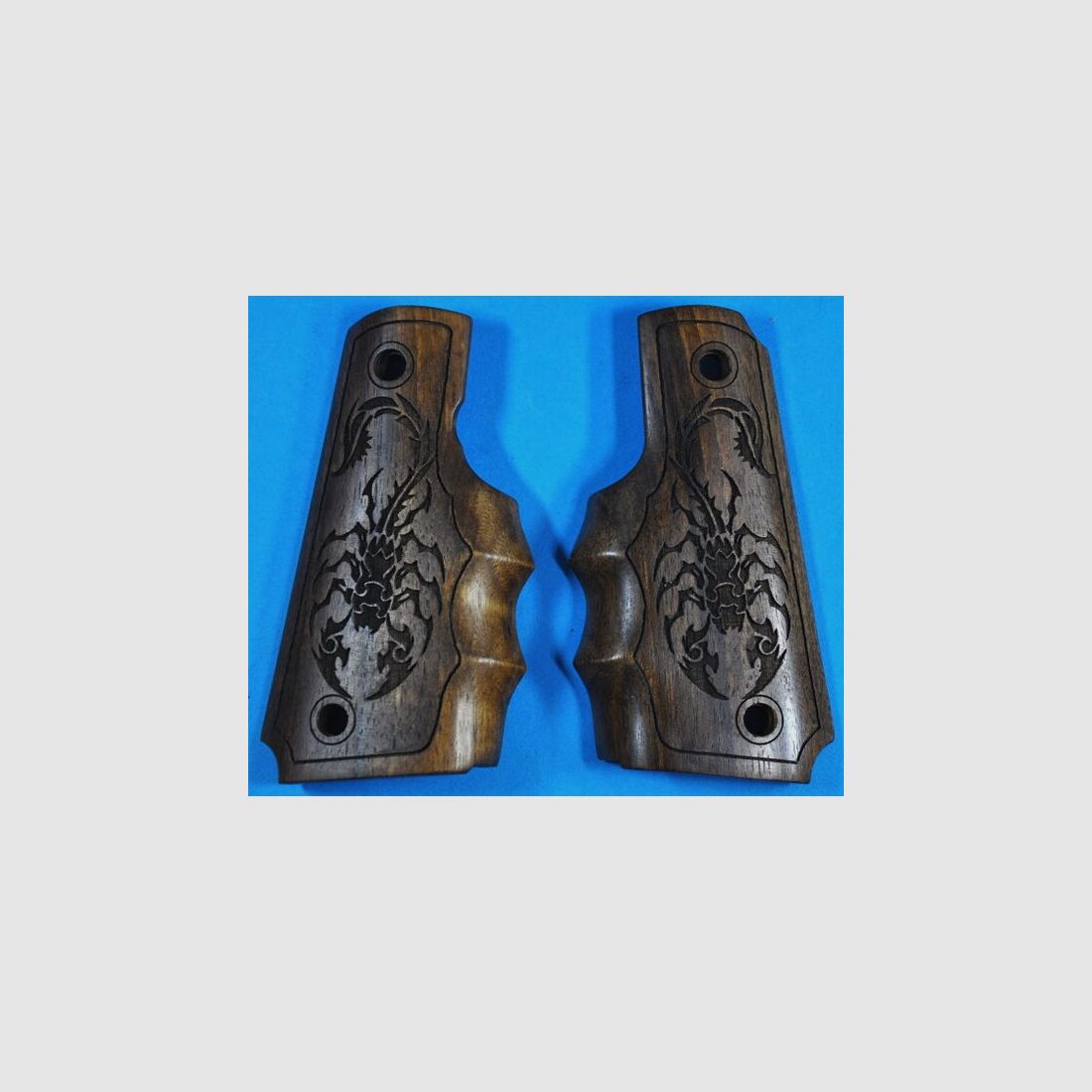 Luxus-Nussbaum-Griffschalen für Colt Government mit Fingerrillen u. Laser-Gravur "Skorpion"