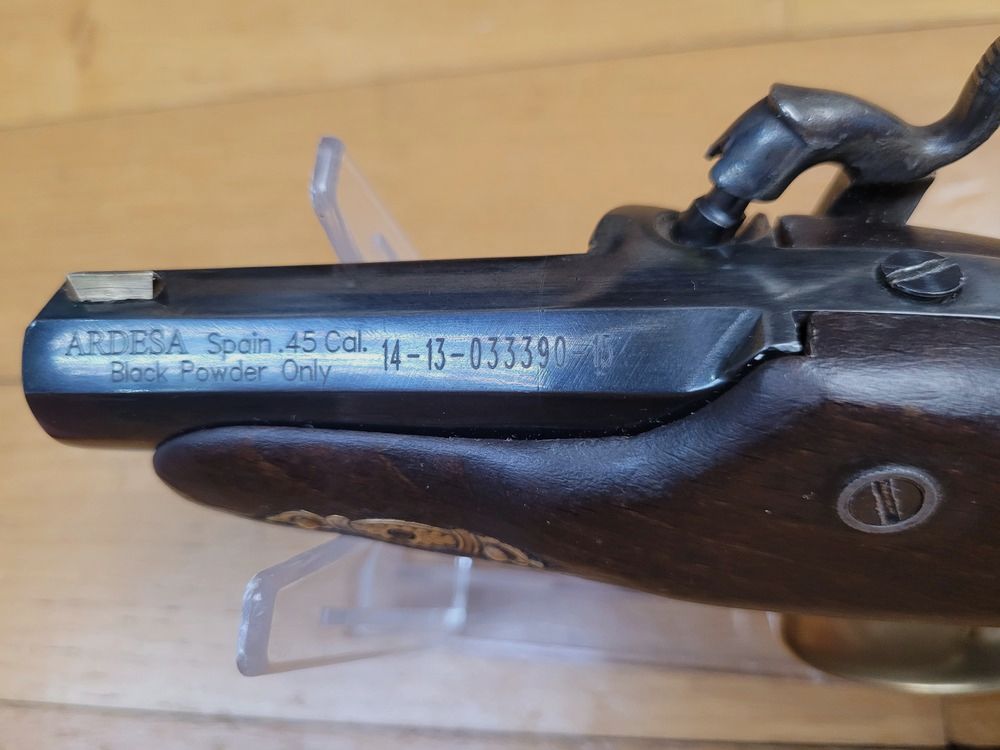 Intéressant pistolet de poche à percussion Deringer – Par Ardessa Custom – Cal.45 – Crosse traitée à l&rsquo;huile de lin – Quadrillage reprenant celui des originaux – Canon neuf – Très belles rayures et beau bronzage bleuté – Monstre de poche pour de grandes sensation au stand ! – Un indispensable des rues de San Fransisco vers 1850 et l&rsquo;arme qui a tué Lincoln ! – Neuf !, image 1 sur 16
