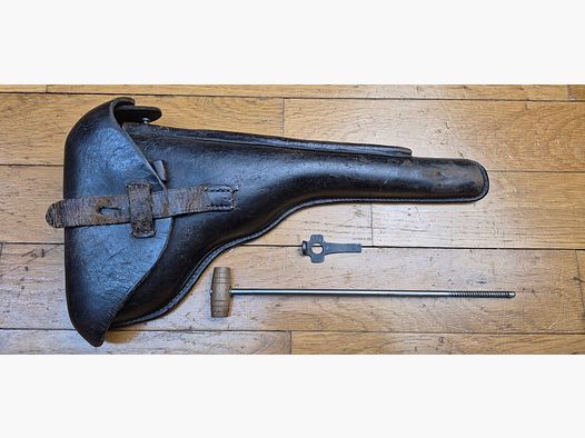 Très bel étui pour pistolet Luger P08 long dit « d&rsquo;artillerie » – Fabrication Gustav Möller à Hameln avant 1915 – Rare étui du 1er type non modifié – Beaux cuirs en TBE et souple – Complets de ses outils d&rsquo;origine clé et baguette – Étui brun bruni post septembre 1915 – Pièce superbe en TBE++