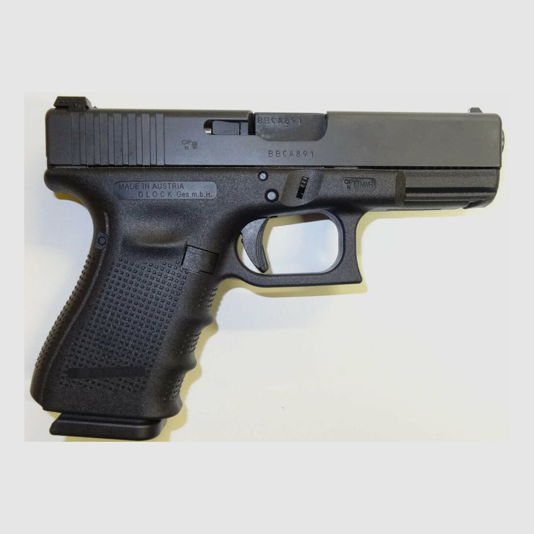 Glock pistol Glock 19 Gen4 in caliber 9mm Para (9x19) including accessories