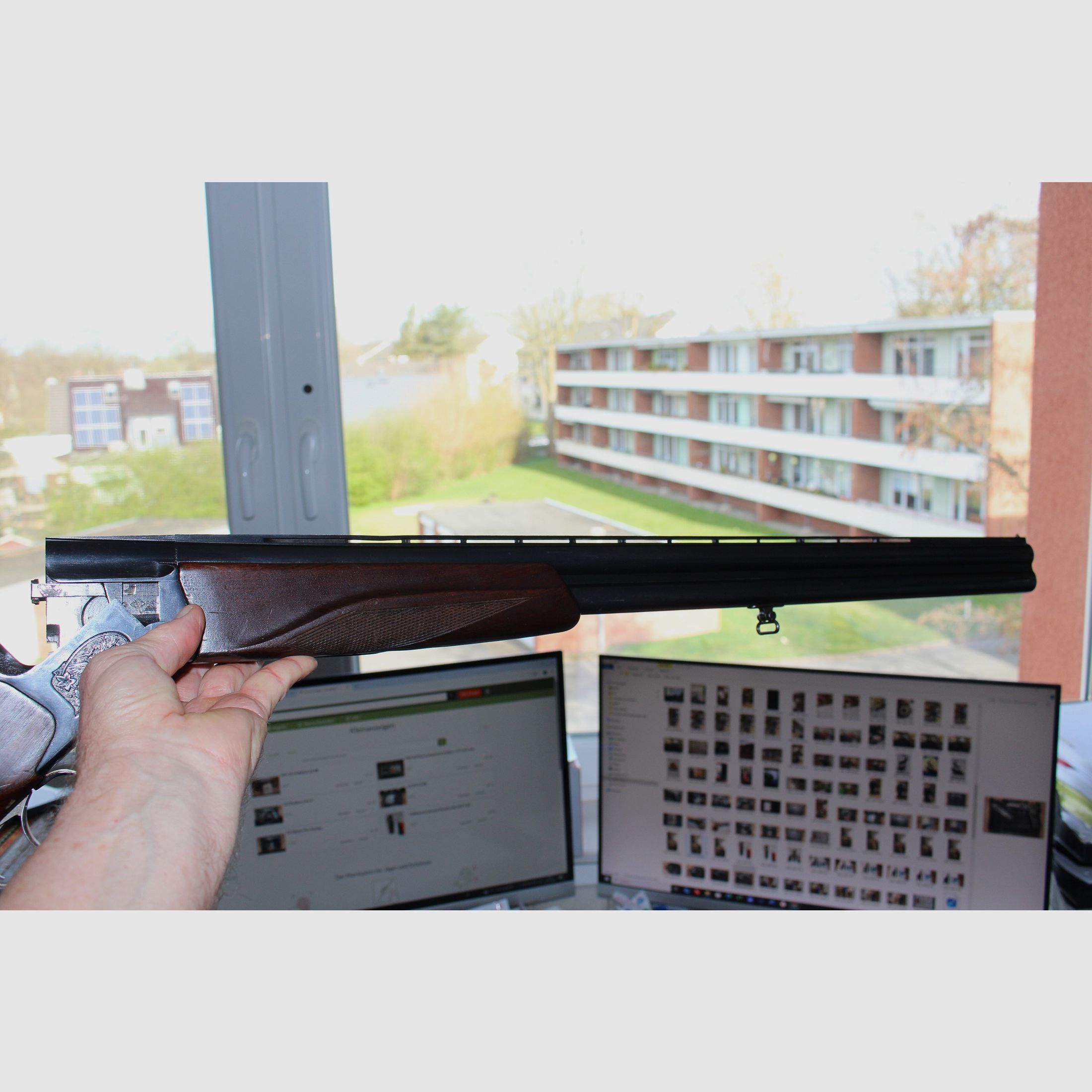 Waffenschrank in der graphitgrauen Farbe Grad 0 EN 1143-1 Safe 0-4 mit elektronischem Zahlenschloss S & G Spartan mit Tastatur und die Flinte als Geschenk erhalten