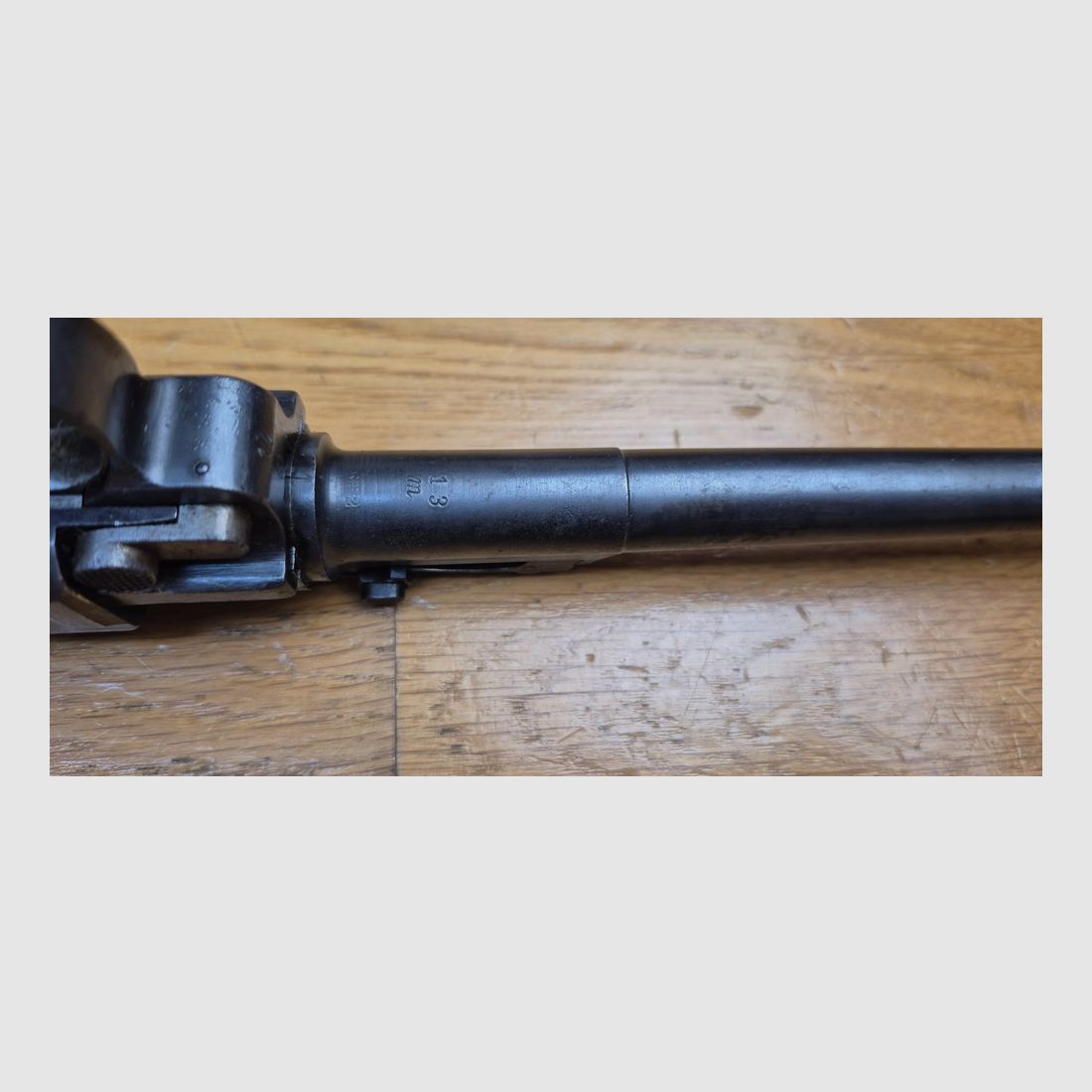 Very nice Luger artillery P08 – Weapon from 1917 – Barrel 8 inches (20cm!) – Made by DWM – Fully matching (except the magazine which is period) – Cal. 9×19 – Rare second type rear sight and front sight – Very nice grips – Period bluing still at 80% – Splendid barrel – TBE+, image 14 of 32