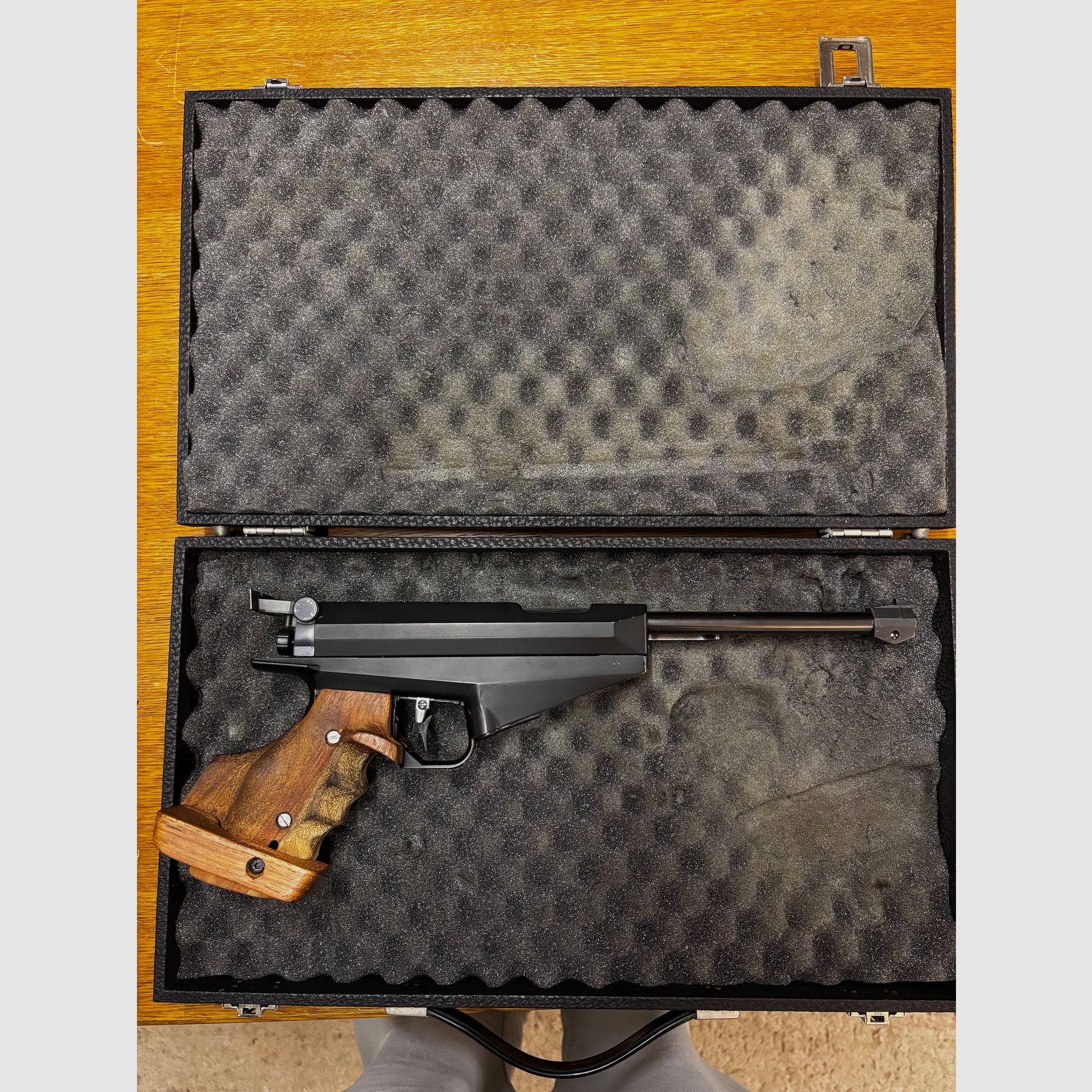 Feinwerkbau air pistol LP90, image 1 of 12
