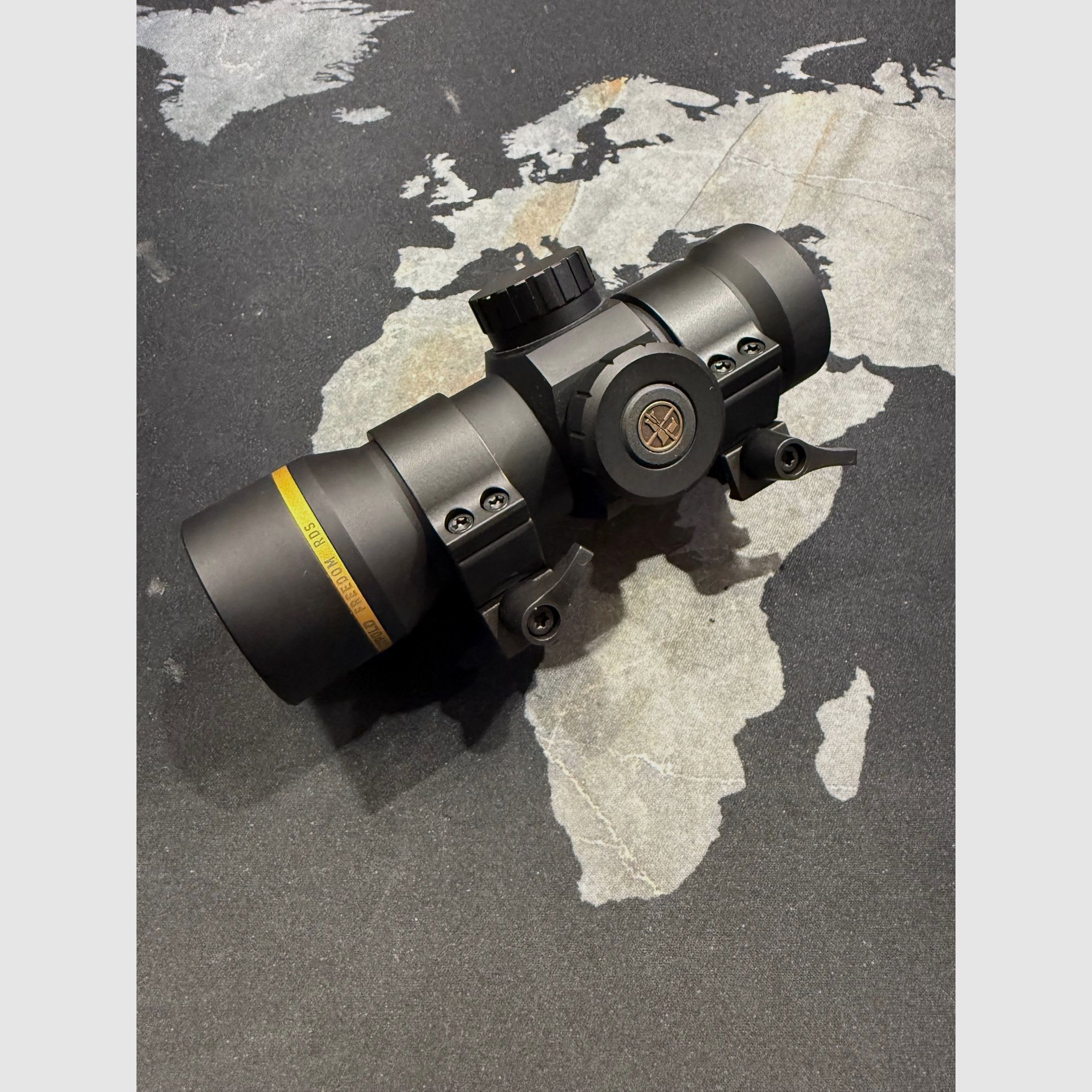 Leupold Freedom RDS mit Montage und weiterer zusätzlicher Ringmontage