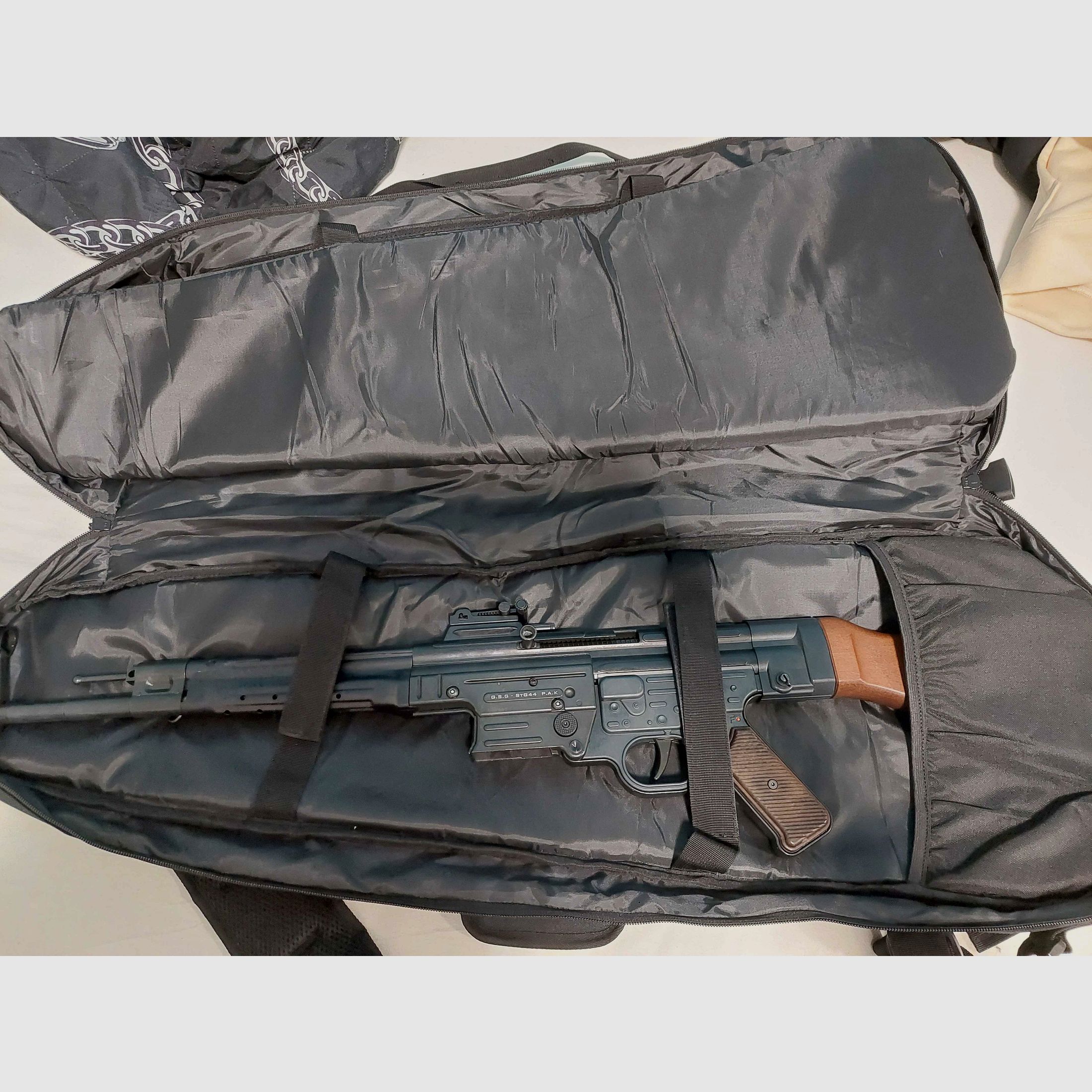 GSG StG44 9mm P.A.K. mit Magazinhilfe und Gewehrtasche.