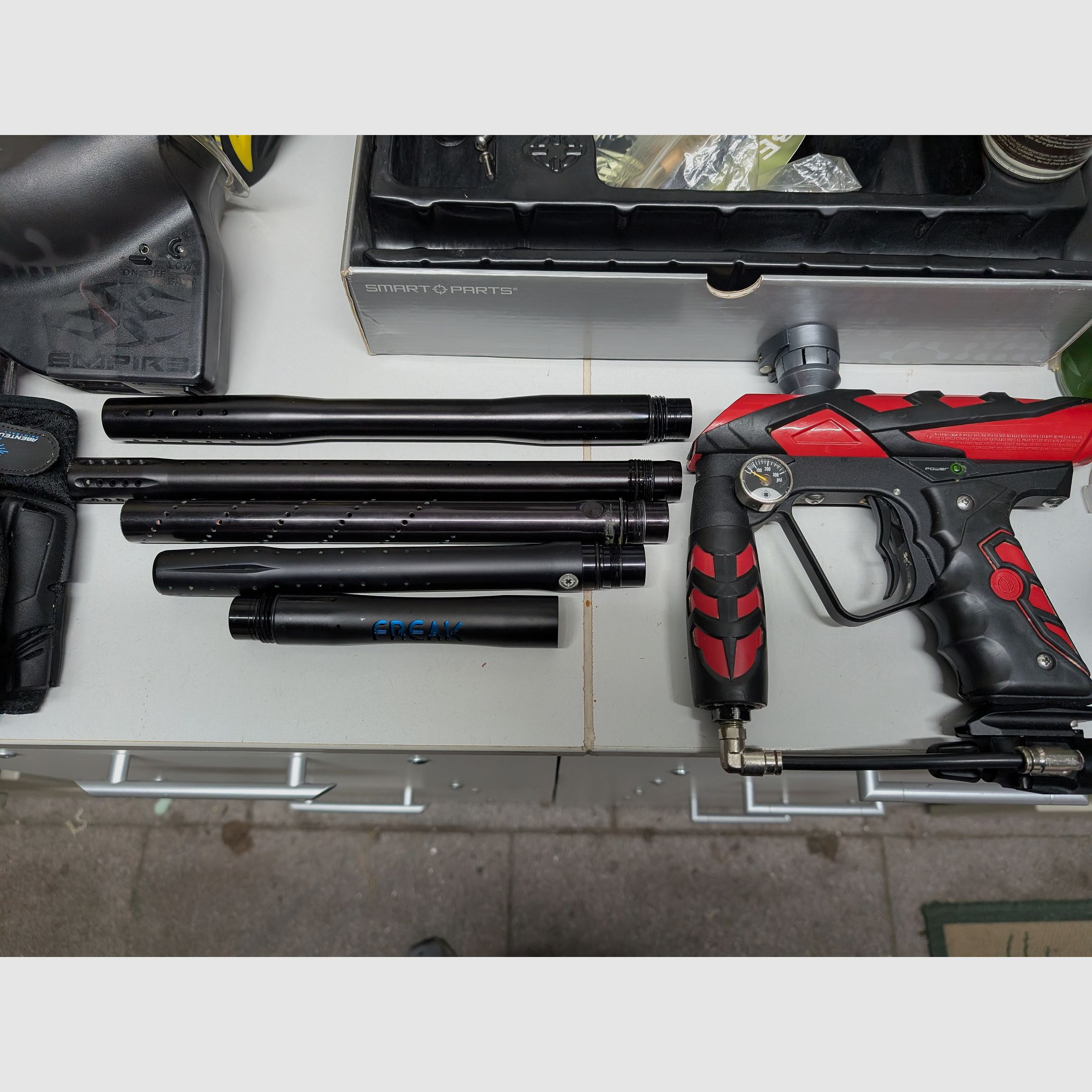 Équipement complet de paintball y compris le marqueur