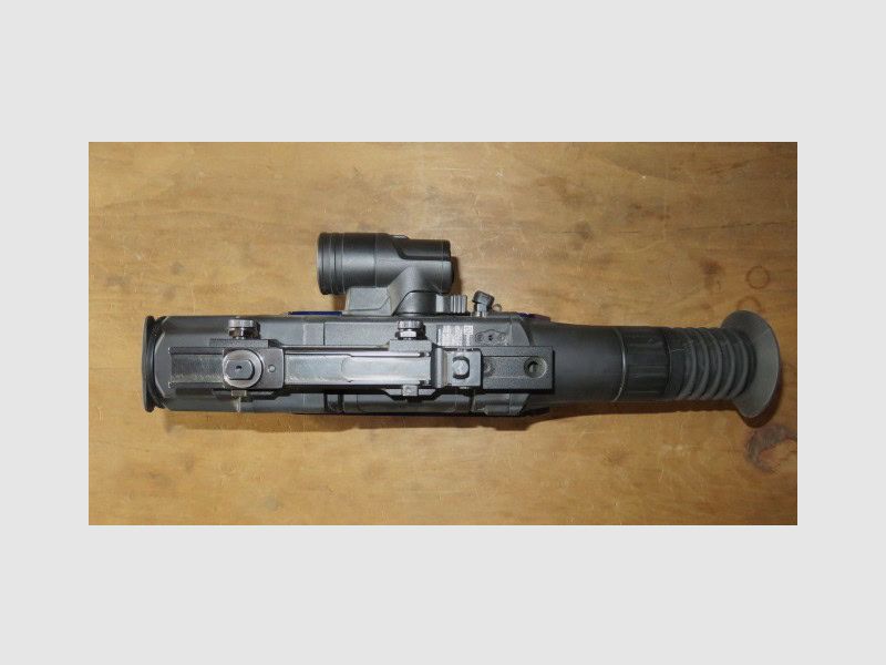 Ottica notturna PULSAR Ultra N450 con montaggio pivotante, borsa e caricatore, immagine 4 di 7