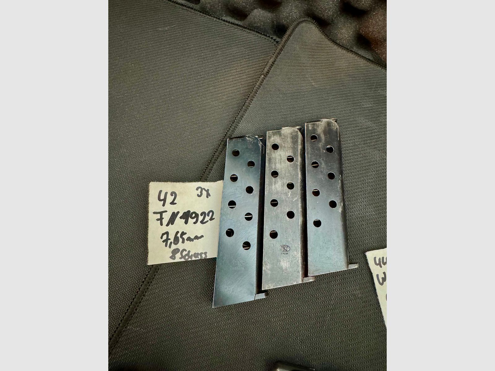FN Browning Magazin, FN 1922 (3 Stück, eines mit Seriennummer und FN Stempel) 8 Schuss, 7,65mmBr