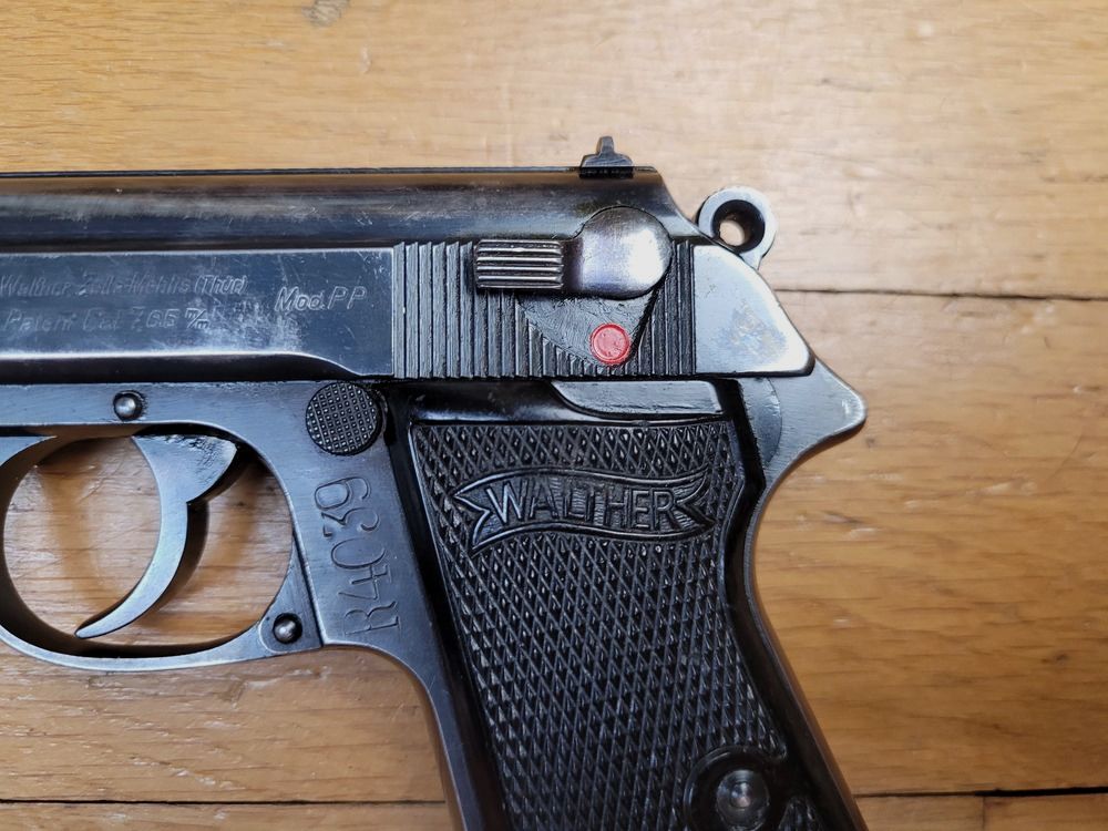 Sehr schöner Walther PP Pistol III. Reich – Schöne Fertigung Walther Zella-Mehlis aus dem Sommer 1940 – Kaliber 7,65 mm – Schöne Originalbrünierung – Polizei-Nummer und Fangriemenöse – Mononummer – Spiegel-Lauf – TBE, Bild 4 von 21