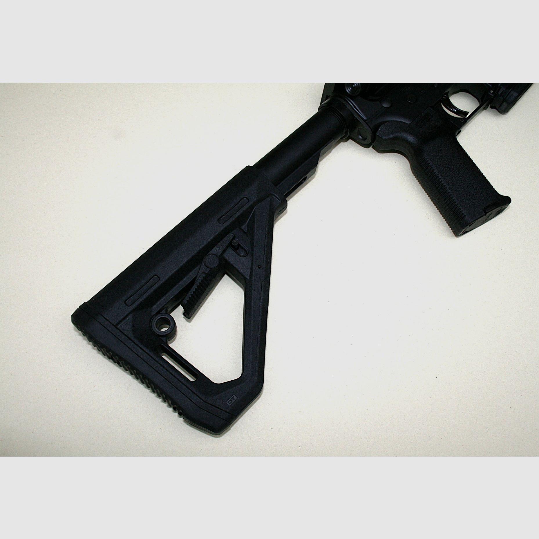 RUGER Harrier Büchsenpaket + MAGPUL Ultra Shot R-Spec Rotpunktvisier + MAGPUL PMAG30 Gen.3 Magazin + MAGPUL AFG-2 angewinkelter Griff + MAGPUL M-LOK Typ 2 Schienenabdeckungen + taktisches Futteral, Bild 4 von 11