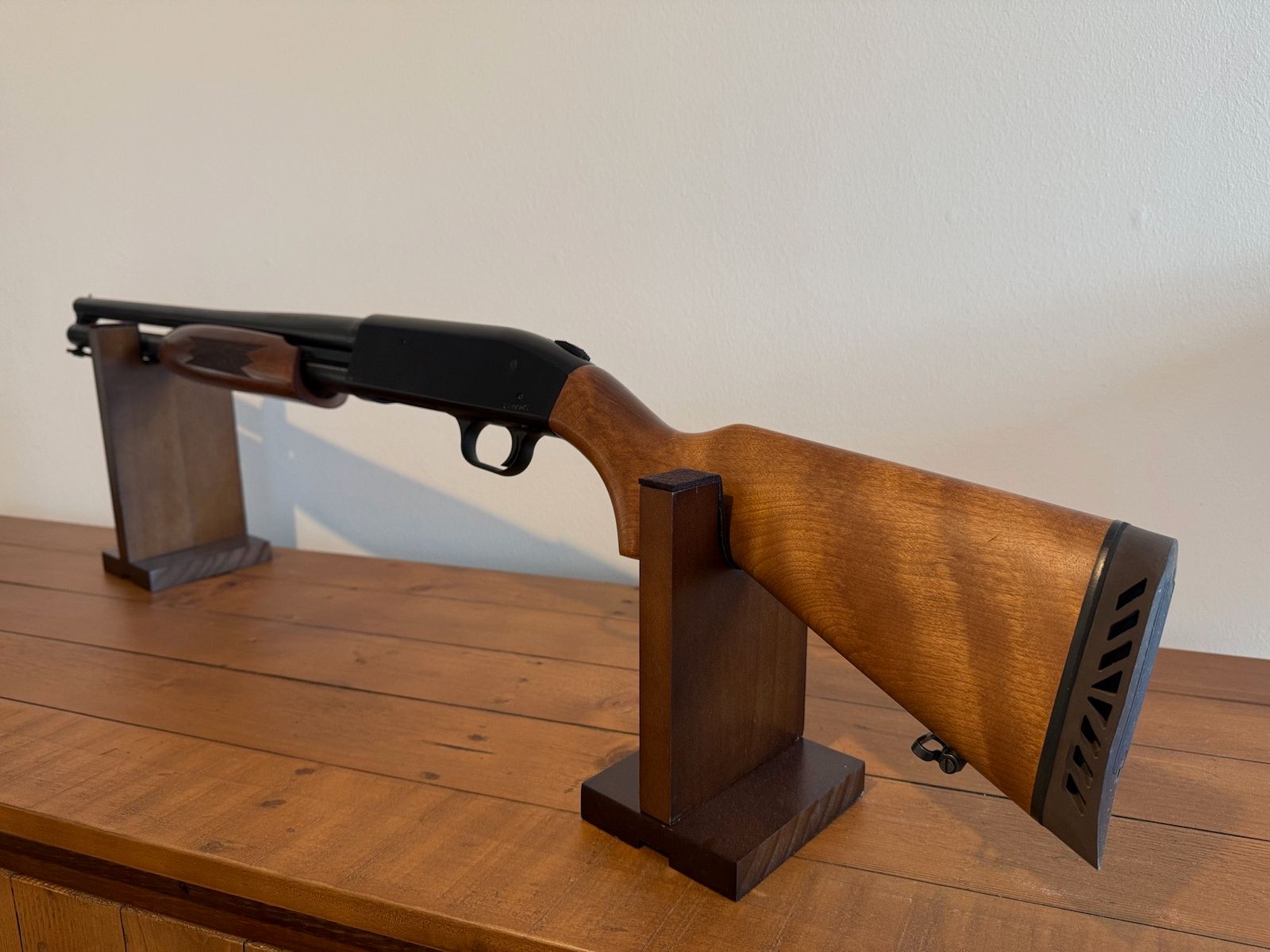 Repeater shotgun Mossberg 500 A 12/76 fore-end repeating shotgun AS NEW