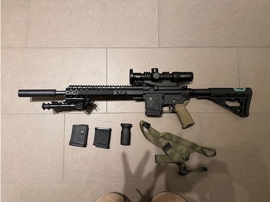 Schmeisser AR-15 M5F mit Visier und Schalldämpfer 223