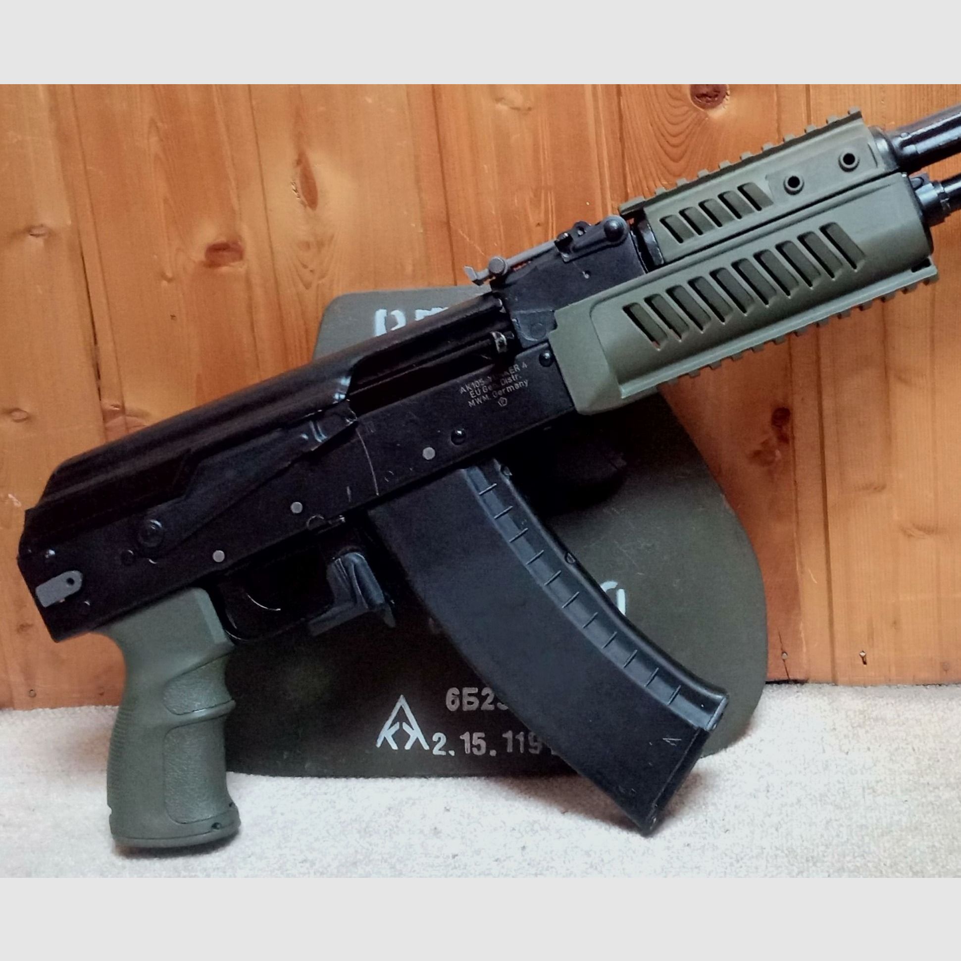 FAB Defense osłona rękojeści i chwyt pistoletowy oliwkowo-zielony / cena wyjściowa 100€ / przeznaczony do AK74 / AKM / AK-100