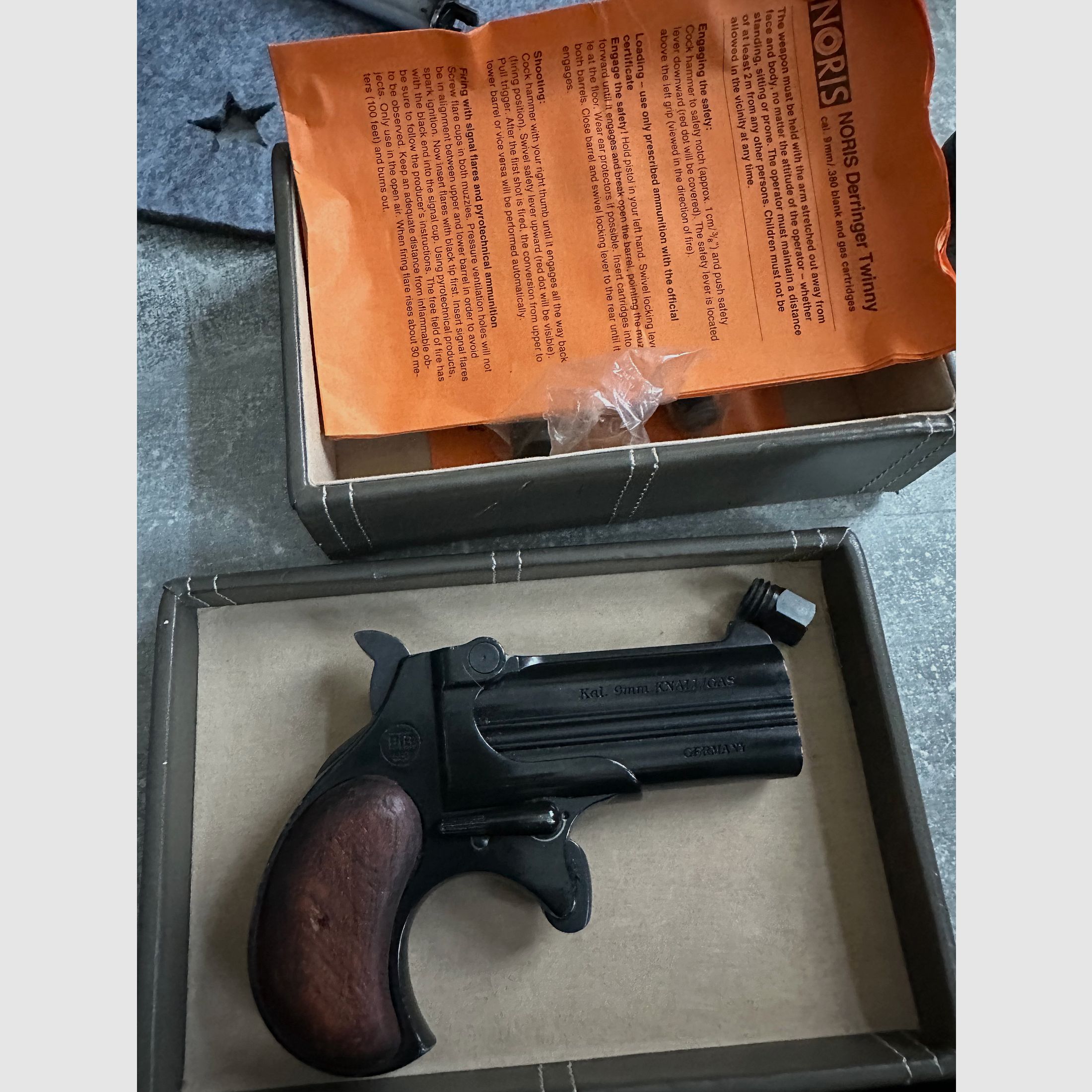 Noris Twinny cal. 9mm Knall / Gas con impugnature in legno PTB 560