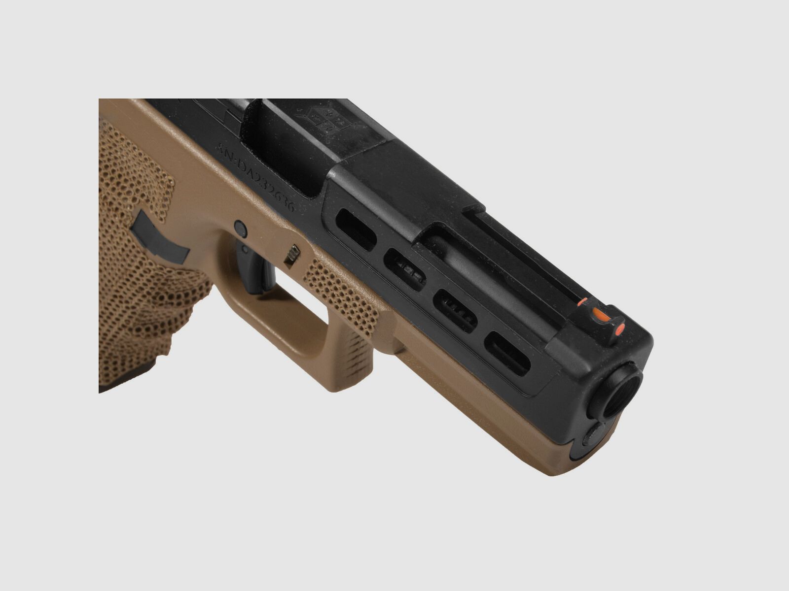 P06 GBB Airsoft Pistol con Grip Stippling in Tan | Delta Armory