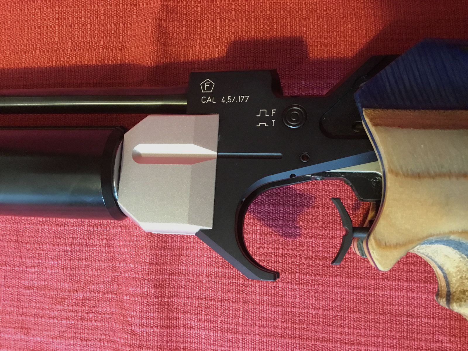 Walther luchtpistool 300 XT – Compleet set met koffer, vuladapter en beschrijving.