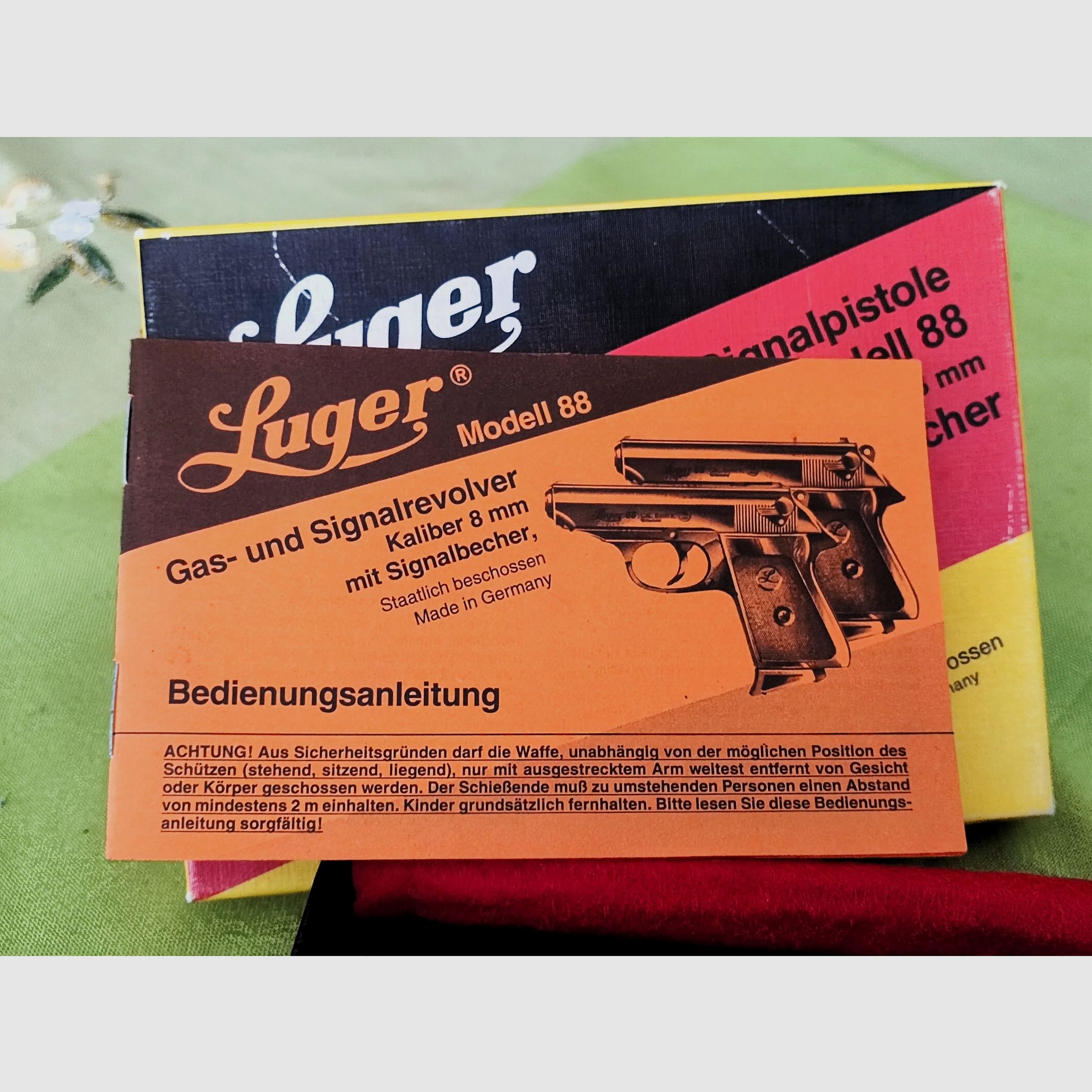 Luger 88 - 8 mmK PTB 414 aus der Röhm-Fertigung mit Holzgriffschalen, Lederholster, Munition