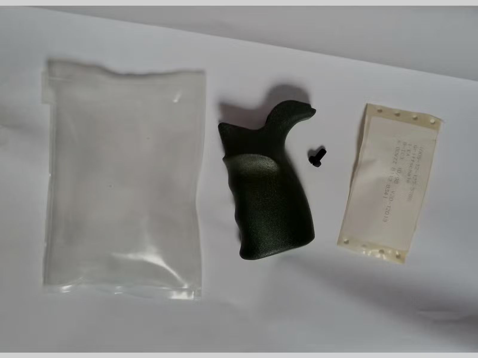 Unbenutzter original Surplus G3 Pistolengriff Griffstück Griff helles Grün inkl. Schraube Zettel und der OVP