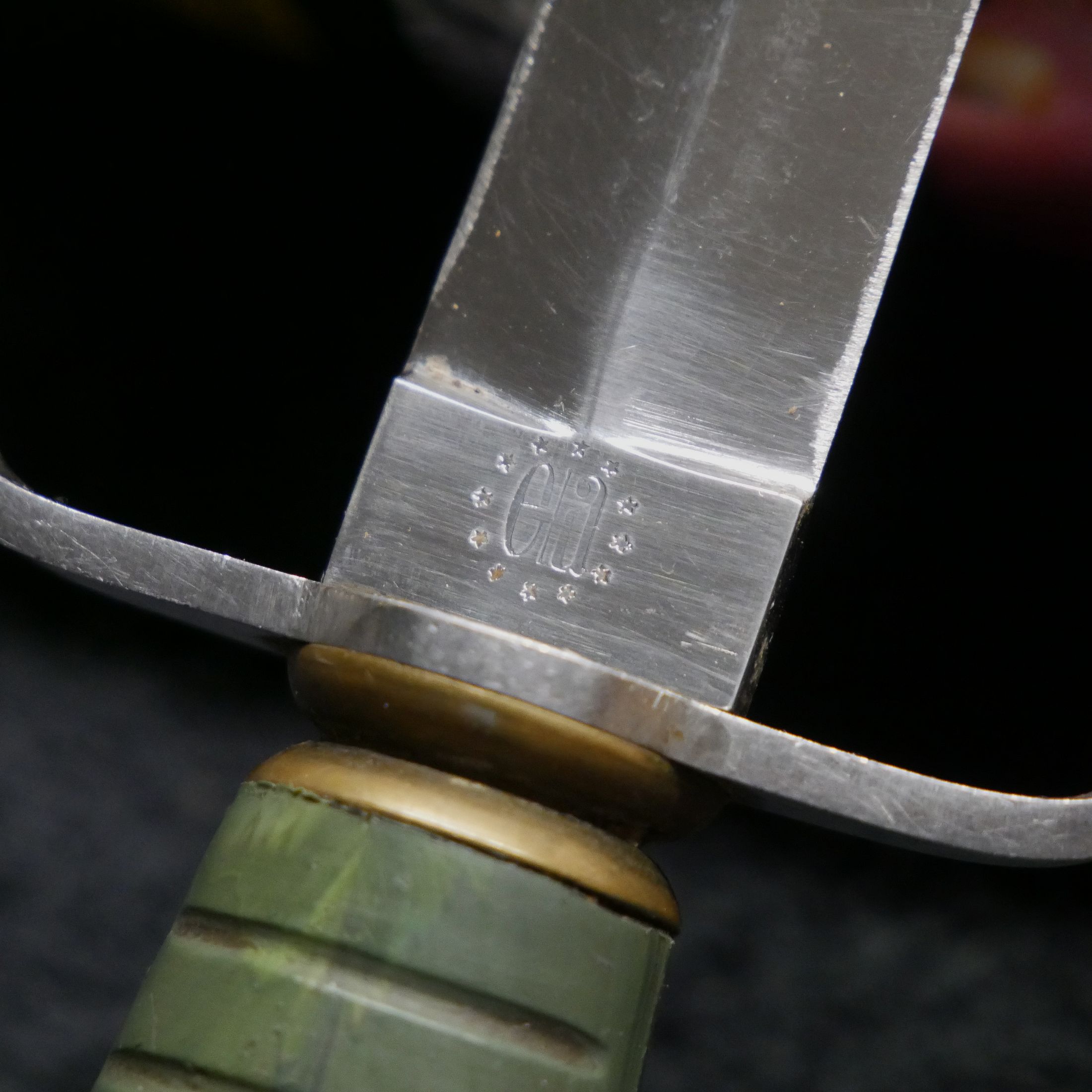 Dolch con funda de cuero, mango verde, antigüedad desconocida