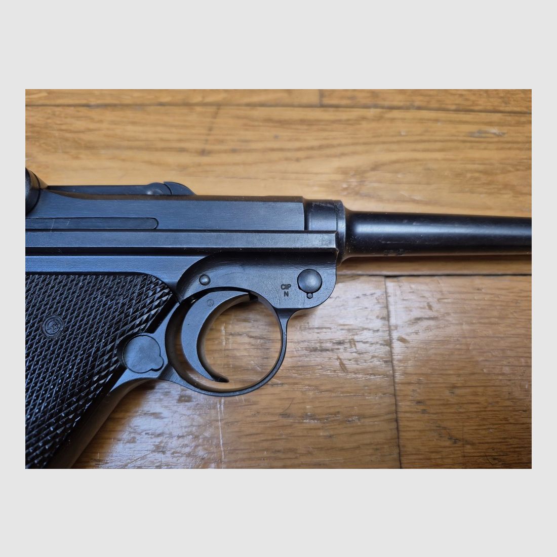 Sehr schöner Schweizer Luger P06/1929 – Kal. 7,65 Parabellum – Arsenal Bern 1942 – vollständig einheitliche Seriennummer – Magazin im Modell – Zustand wie neu!, Bild 22 von 23