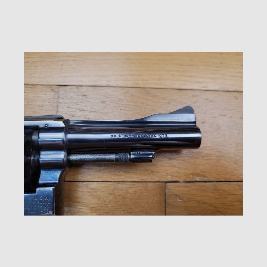 Beau revolver Smith & Wesson M15-2 – Calibre .38 spécial – fabrication de grande qualité de 1961 à 1964 – canon 4 pouces « pencil barrel » plus épais – Et néanmoins le plus light de tous les revolvers « magnums » – État esthétique et mécanique nickel – une arme ayant très peu tirée en 65 ans… – TBE++, image 7 sur 20