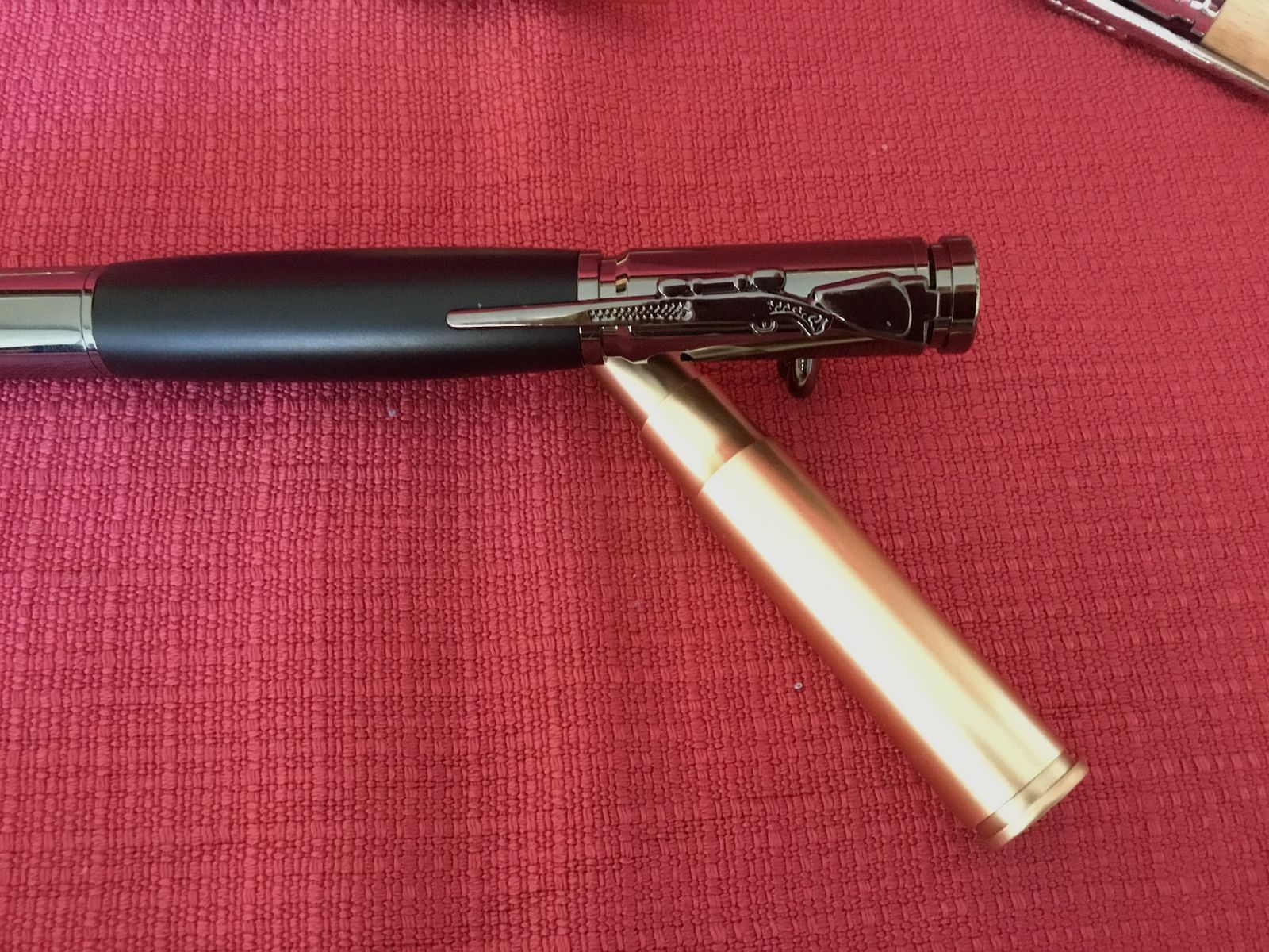 Ausgefallen: Luxus-Kugelschreiber in Patronenform in verschiedenen Holzfarben.