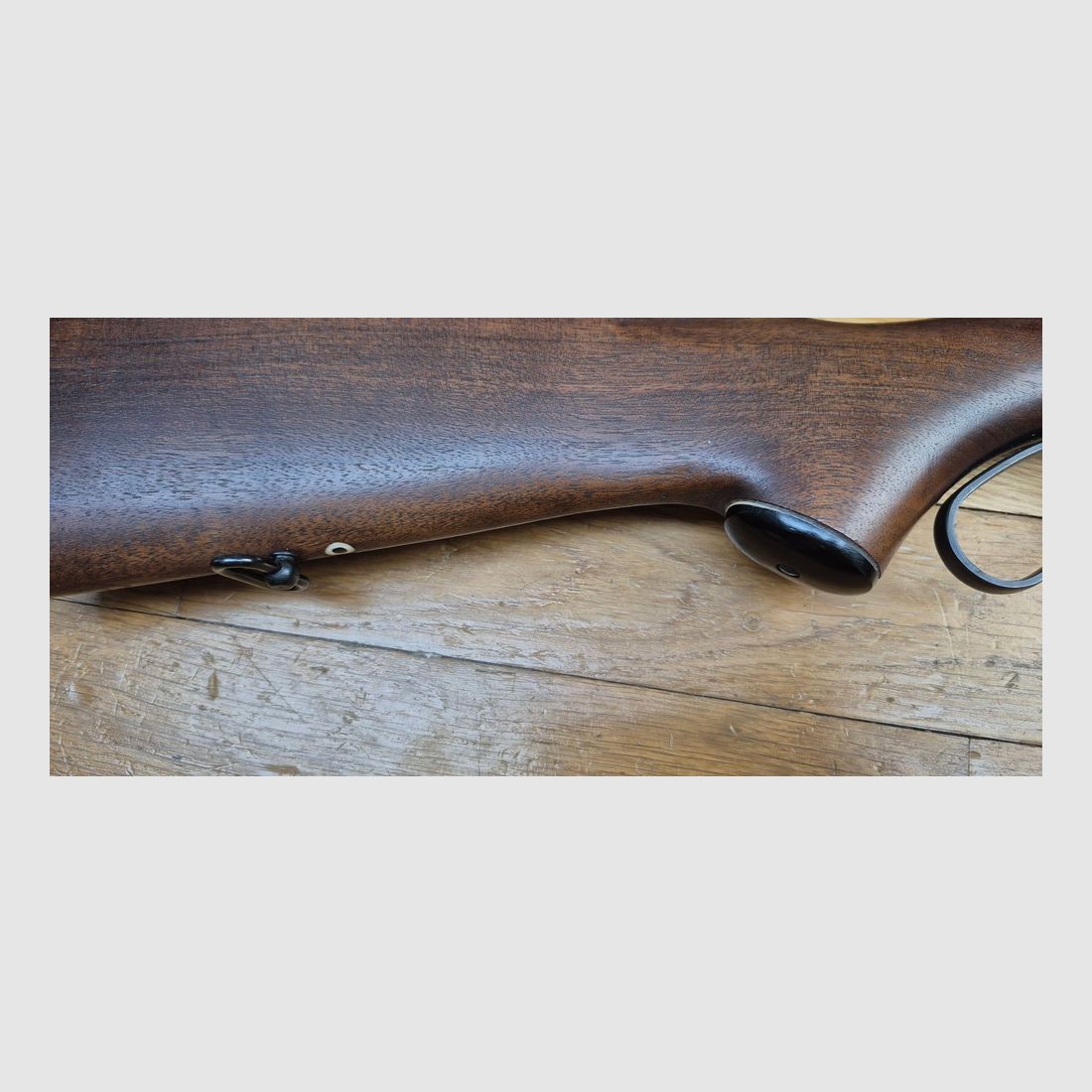 Sehr schöne Unterhebelrepetierbüchse Marlin Golden 39A – Kaliber 22LR – 10 Schuss + 1 in 22LR – Sehr schöne „JM“-Fertigung von 1962 – zerlegbar oder „Take-down“ – Mikrorillen-Lauf – Mechanischer und ästhetischer Zustand hervorragend – Stahlmontage mit Monope X2.5 Zielfernrohr mit Absehen Nr. 1 – Wunderschöne Spaßwaffe und für kleine Jagd – TBE++, Bild 5 von 47