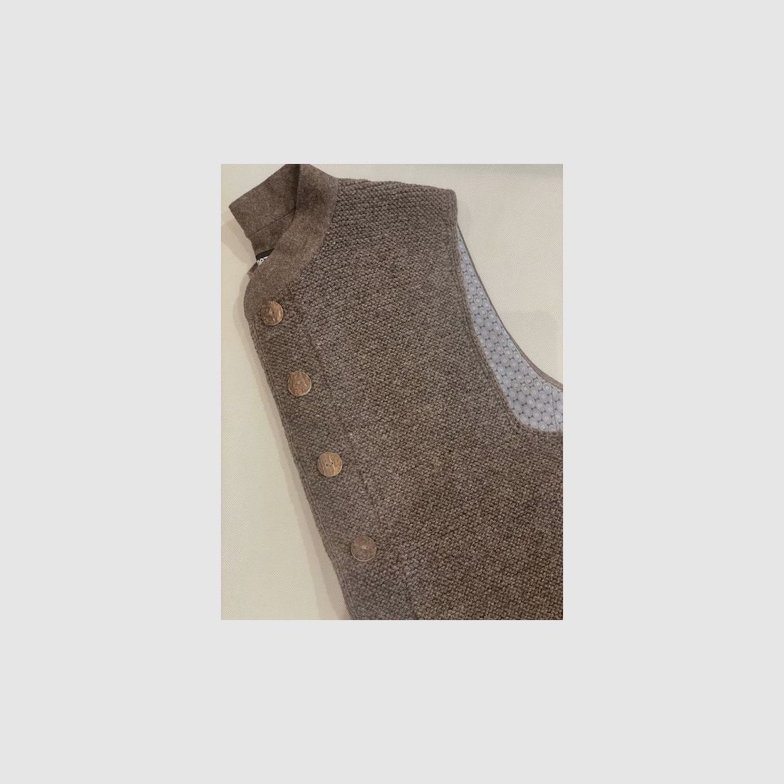 Gilet en laine de mouton pour homme tricoté à la main avec col en loden et dos en loden marron, image 2 sur 4