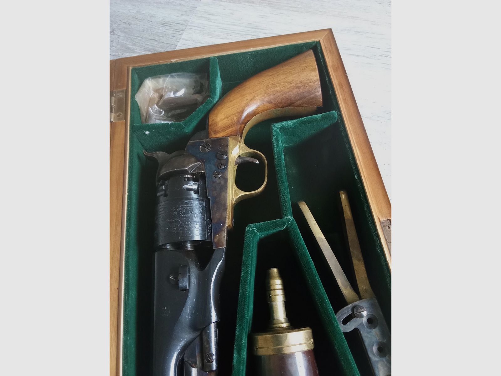 Revolver Colt Navy 1860 Kaliber 44 Schwarzpulver RIGARMI in seiner Box KATEGORIE D2 (freier Verkauf ab 18 Jahren)