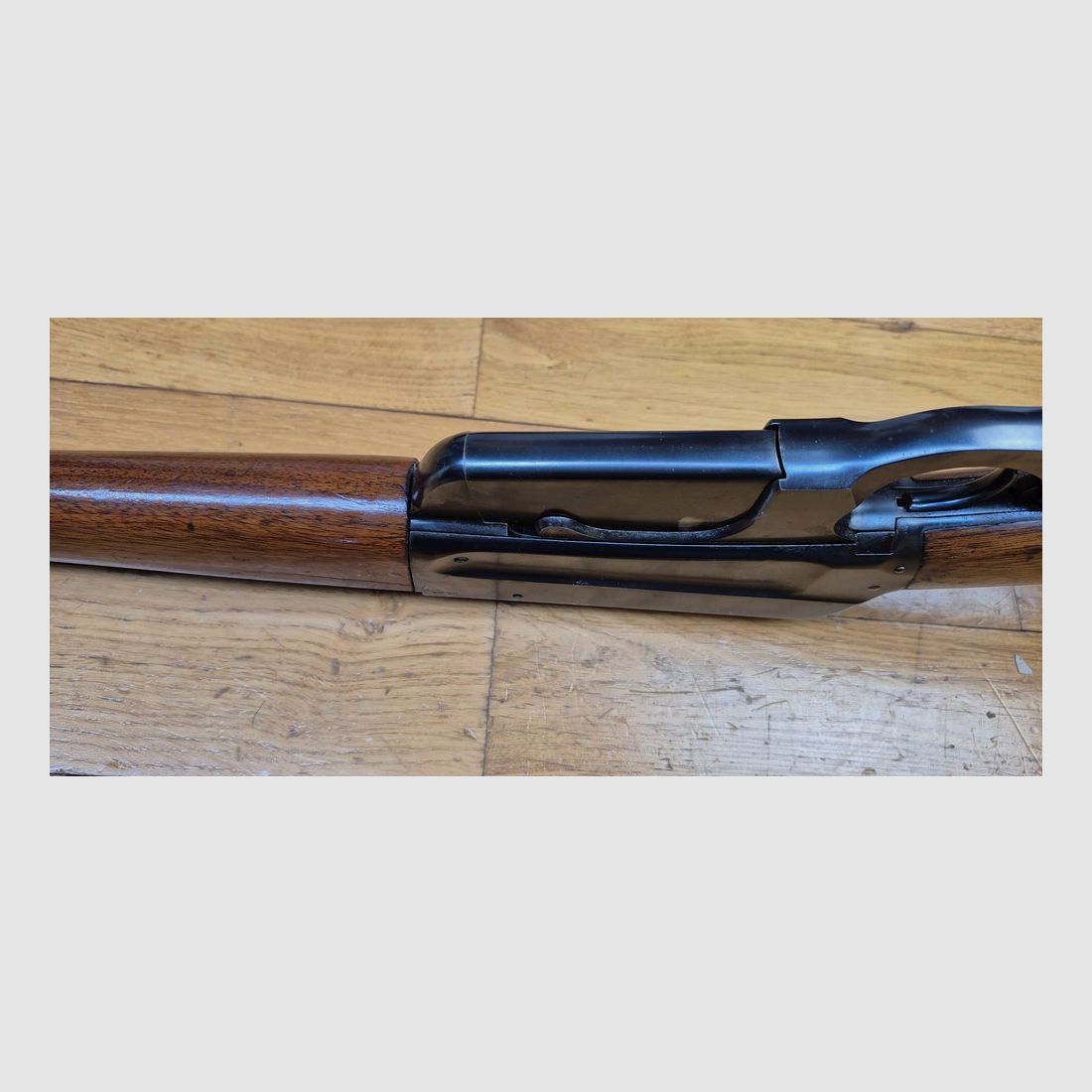 Sehr seltene „echte“ Winchester Repetierbüchse Modell 1895 Made in USA – Kal. 30.06 Springfield – Original Winchester Fertigung New Haven von 1911! – Import aus dem Deutschen Kaiserreich vor 1914 – Wunderschöner Nussbaumholz der Klasse IV – Original Bronzierung zu 98% nahezu perfekt – Sehr schöne Markierungen von „echter“ Winchester (nicht Japan nach 1985) – Prächtiger Lauf und perfekte Mechanik – Waffe im Originalzustand in außergewöhnlichem Zustand – Kategorie D §e)! – Sehr selten und in TBE++, Bild 14 von 38